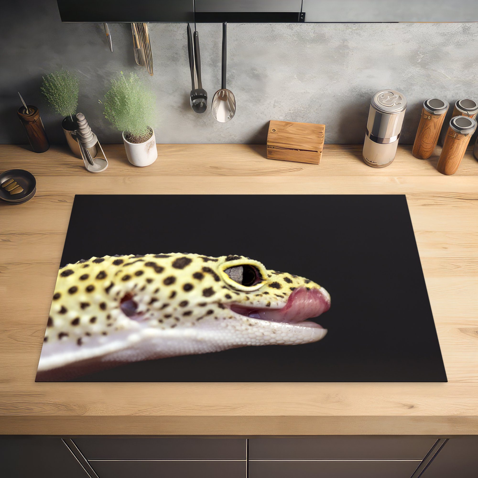 heraushängender Schutz schwarzem tlg), für Zunge, Induktionskochfeld küche, Ceranfeldabdeckung die Leopardgecko cm, (1 auf Herdblende-/Abdeckplatte 81x52 Vinyl, MuchoWow Hintergrund mit