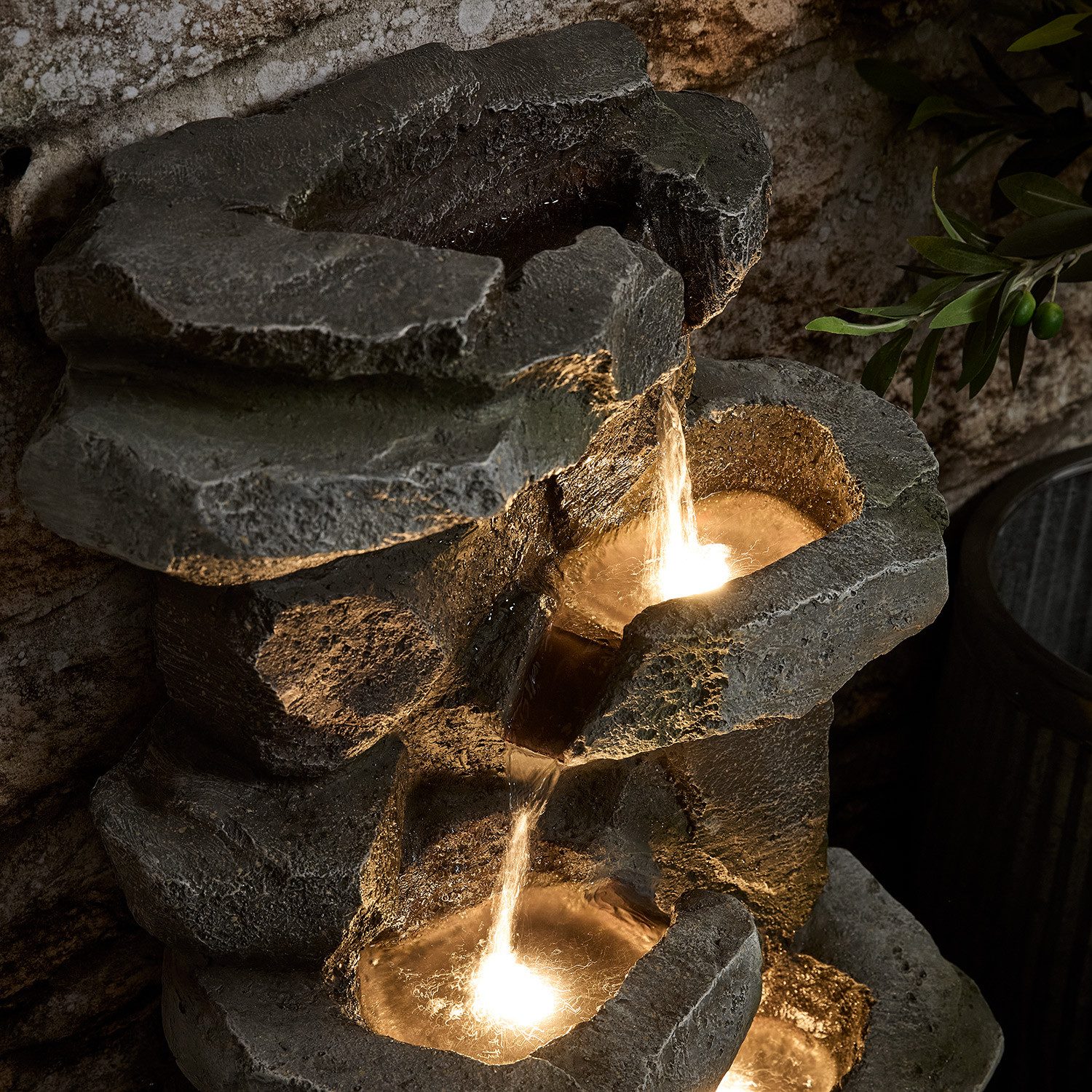 Lights4fun Zierbrunnen Ingleton 88cm LED Gartenbrunnen Felsen