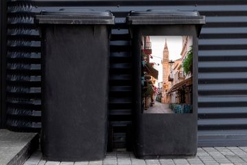 MuchoWow Wandsticker Kleiner Turm an einer Gasse in Chania (1 St), Mülleimer-aufkleber, Mülltonne, Sticker, Container, Abfalbehälter
