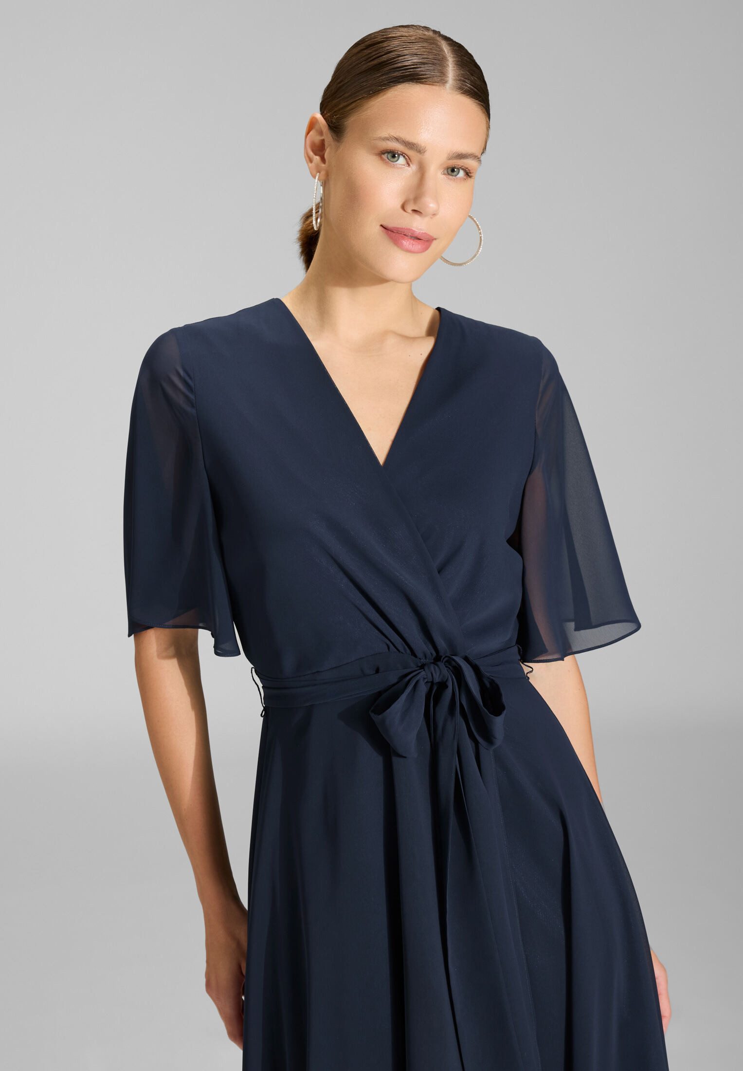 SWING Cocktailkleid - Chiffon Kleid in Wickel Optik mit Vokuhila Saum Taillierter Schnitt mit ausgestelltem Rockteil