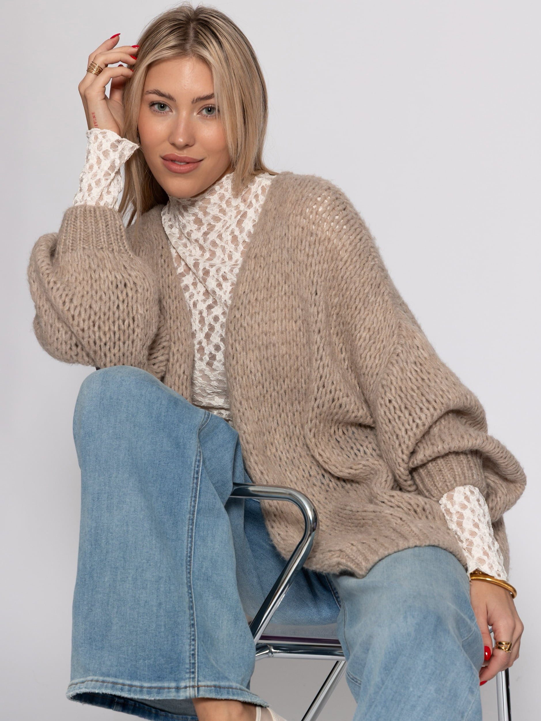 SASSYCLASSY Cardigan Oversize Strick Cardigan für Damen Flauschiger Cardigan mit offen fallendem Schnitt und Rippbündchen