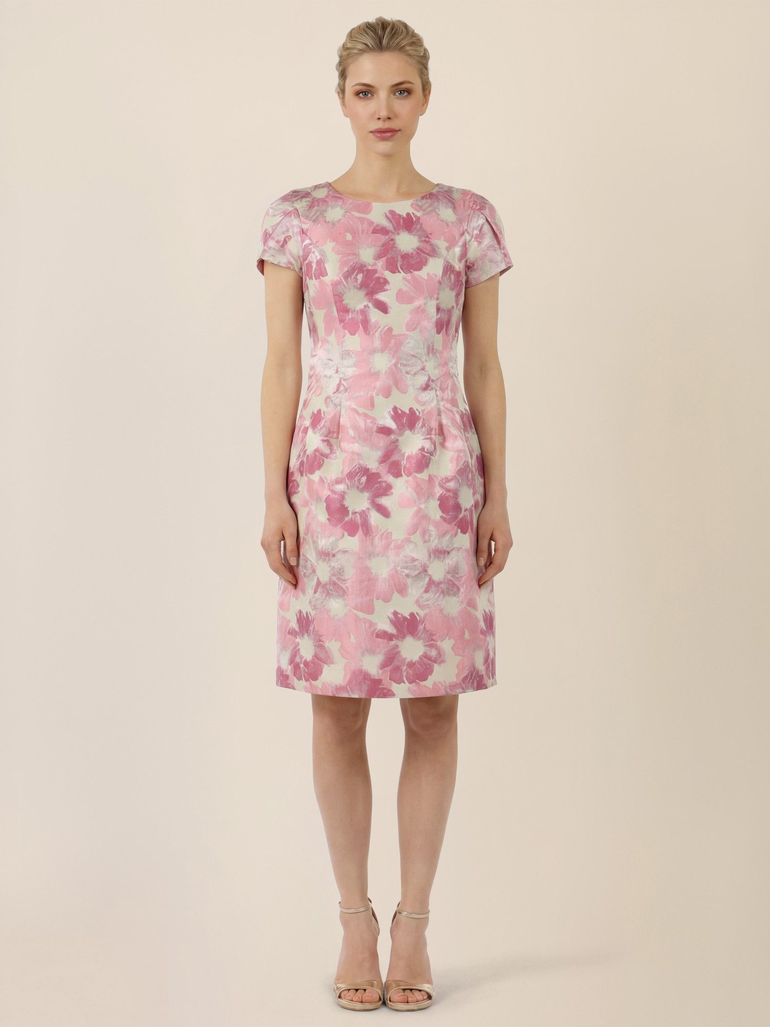 Apart Abendkleid mit floraler Struktur