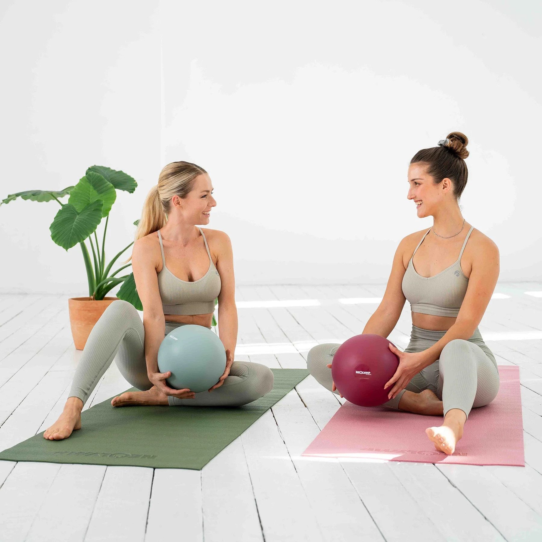 NEOLYMP Pilatesball Pilatesball 20 cm - rutschfester Pilates Ball inkl. Pumpe (Kompakter Exercise Ball für Yoga & Physiotherapie inkl. E-Book), Mini Gymnastikball aus Silikon für Core-Training, Balance, Pilates