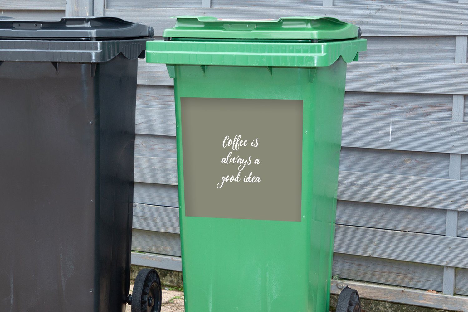 MuchoWow Wandsticker Kaffee Sprichwörter Mülltonne, Sticker, Idee immer gute Mülleimer-aufkleber, - eine Container, Abfalbehälter - Kaffee Zitate - ist (1 St)