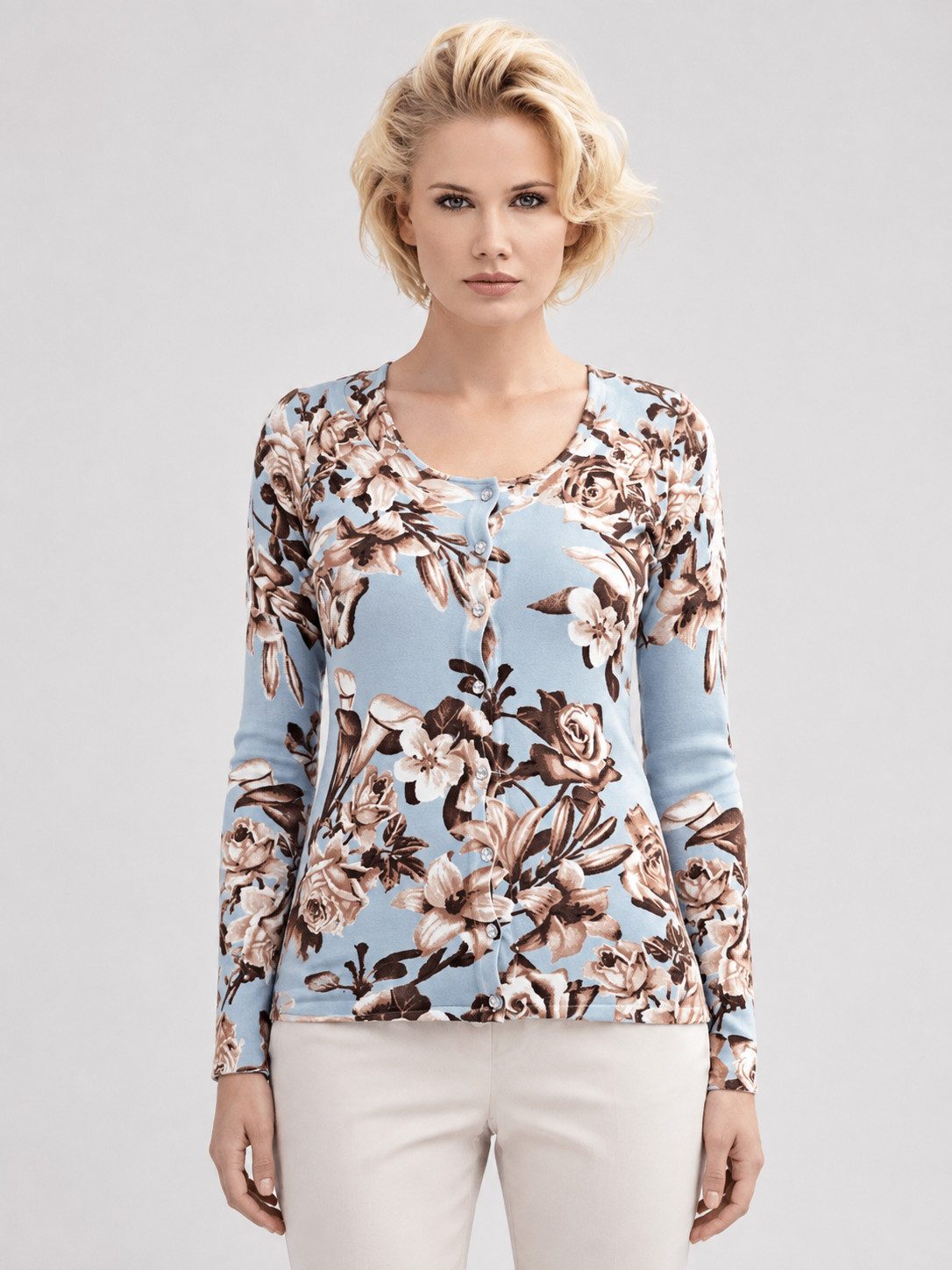 Passioni Cardigan Twinset mit Blumenmuster auf hellblauem Hintergrund