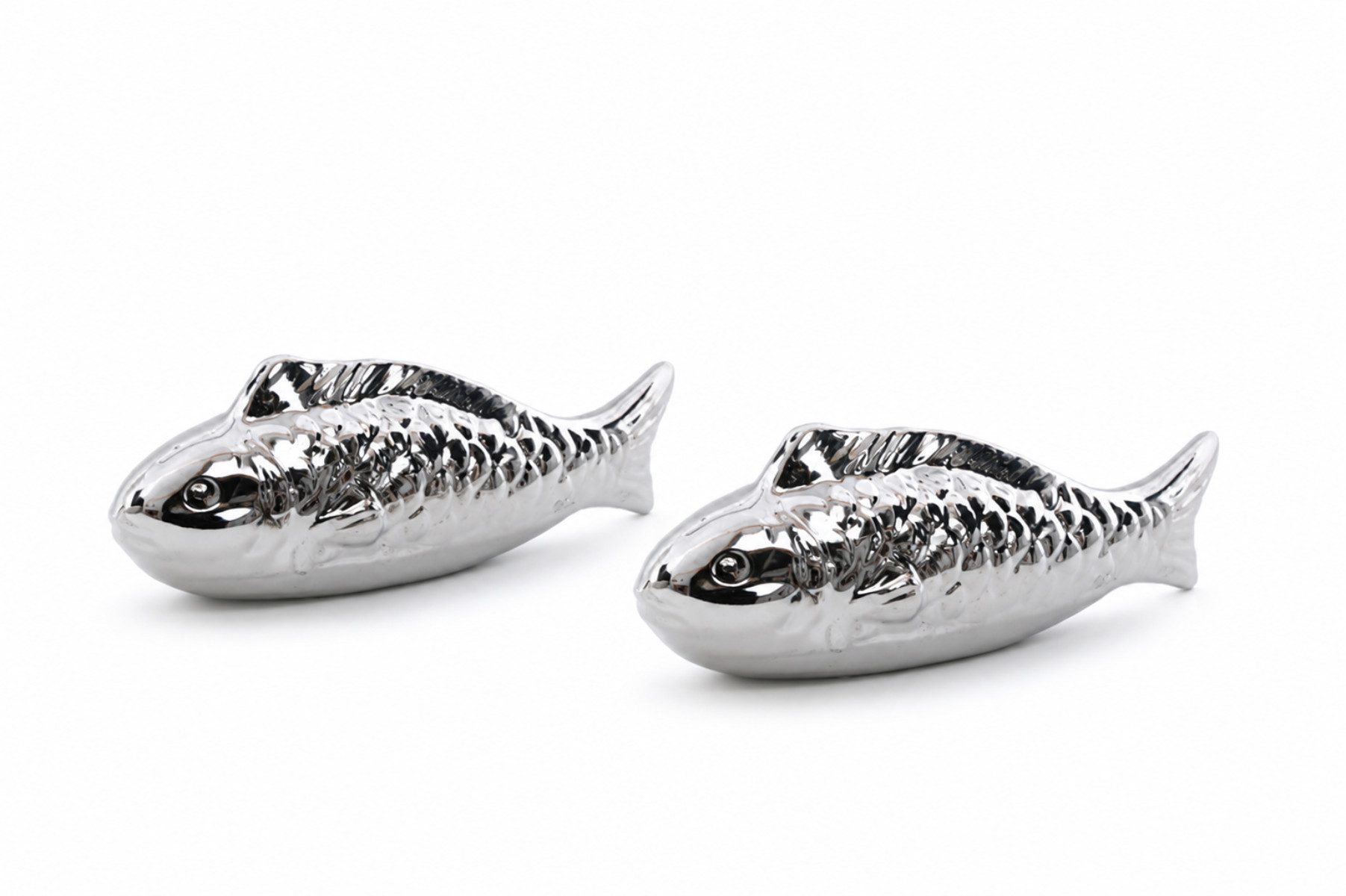finehomegarden Teichfigur Fisch schwimmend Porzellan silber 2er Set Dekofische Deko Miniteich, (Set, 2-St., 2 tlg), Wasserschale & Gartenteich 15,5 x4,5cm H6cm Maritime Deko