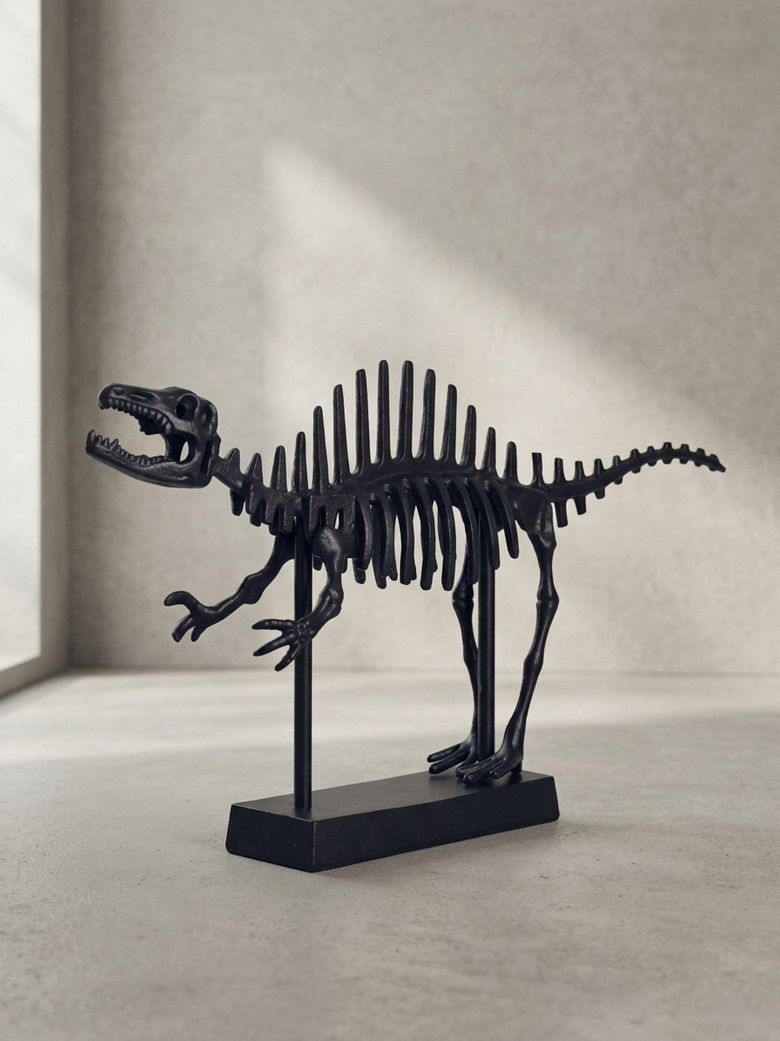 KADIMA DESIGN Dekofigur Dekofigur T-Rex Aluminium Schwarz Dino Statue 62 cm mit Sockel, (Aluminiumdekoration, Dekoration Wohnaccessoire)
