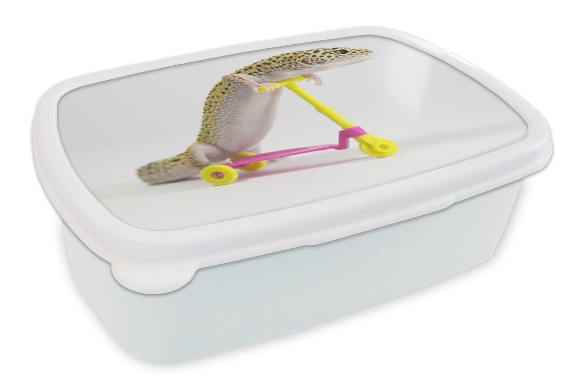 MuchoWow Lunchbox Gecko auf einem Motorroller, Kunststoff, (2-tlg), Brotbox für Kinder und Erwachsene, Brotdose, für Jungs und Mädchen weiß