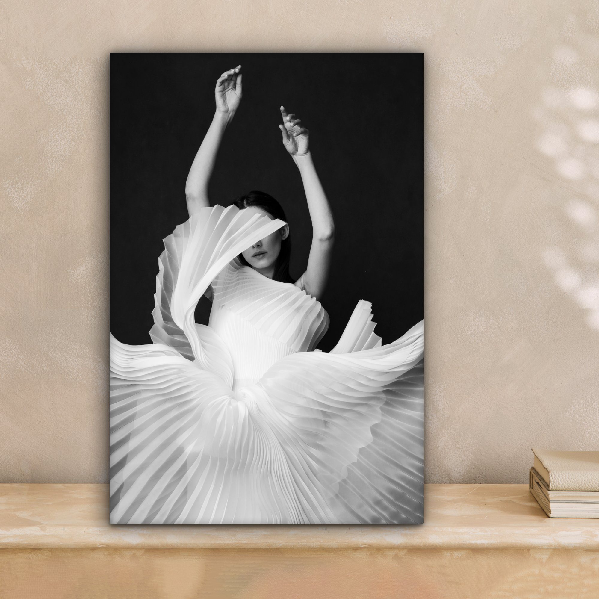 OneMillionCanvasses® Leinwandbild Frau - Porträt - Tanz - Kleid - Schwarz u günstig online kaufen