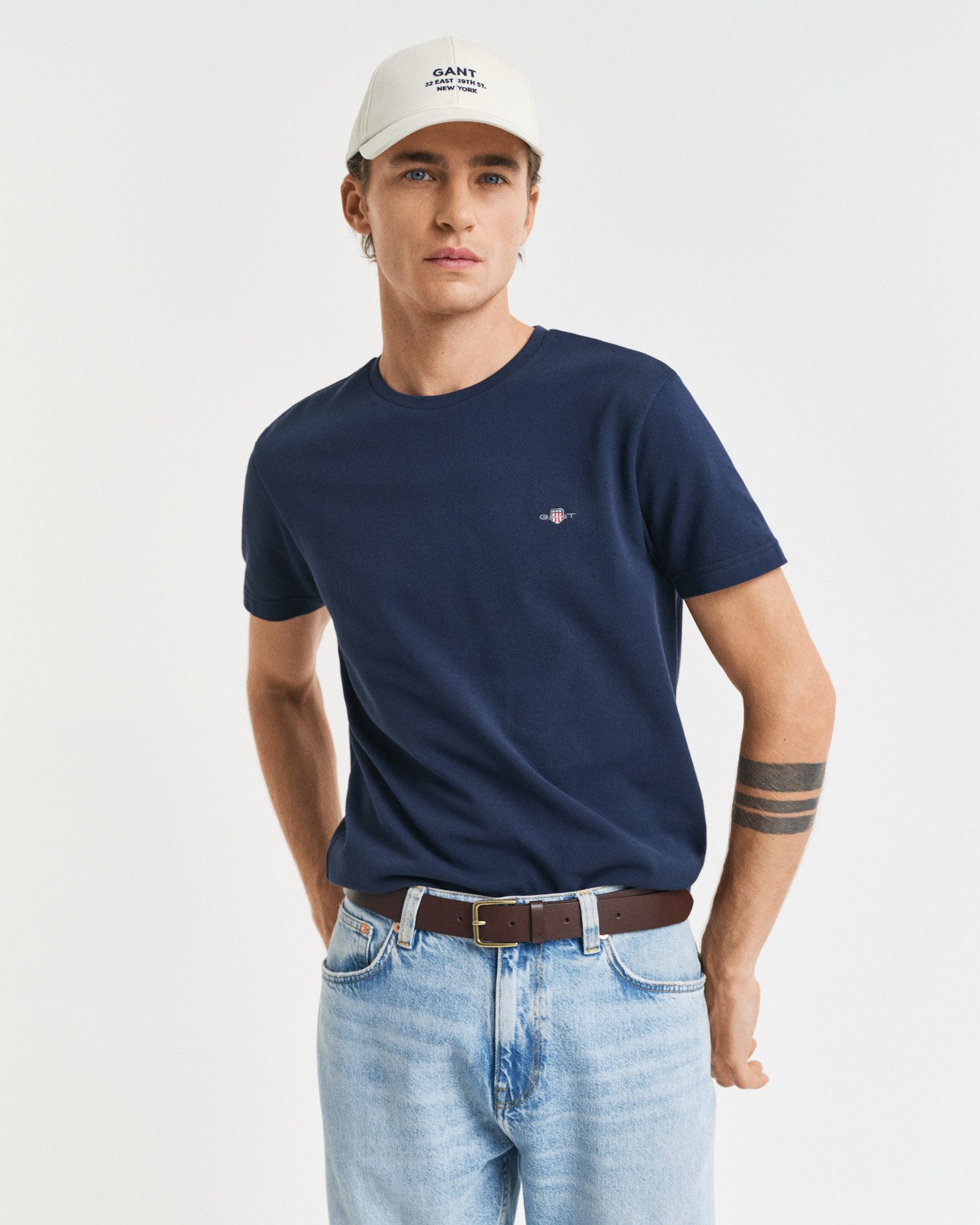 Gant T-Shirt SLIM PIQUE SS T-SHIRT aufgestickte GANT-Wappengrafik auf der Brust