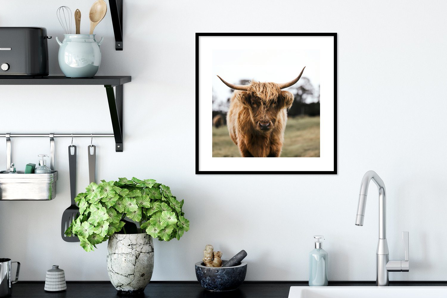 Poster Schottischer Highlander Schwarzem St), Tiere - Natur, Gerahmtes - (1 MuchoWow Kuh Bilderrahmen Wandposter, - Poster, Gras - Bilder, Wanddeko,