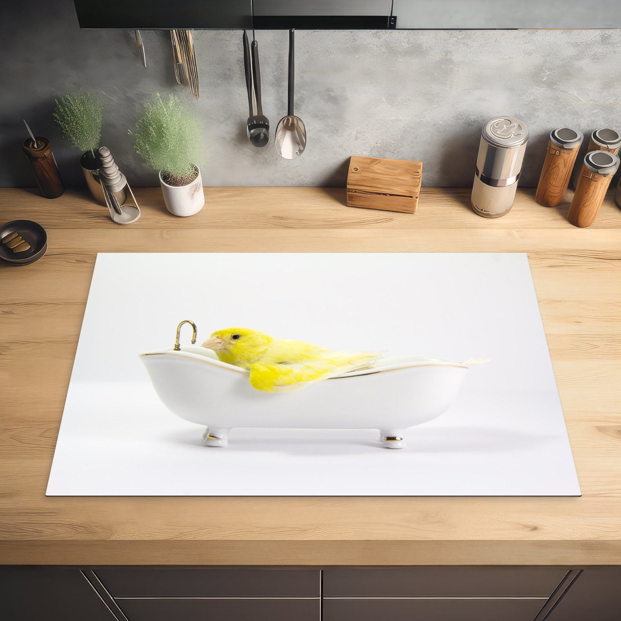 MuchoWow Herdblende-/Abdeckplatte Gelber Kanarienvogel auf weißem Vinyl, in der Ceranfeldabdeckung 81x52 (1 für Badewanne, Schutz die cm, Hintergrund Induktionskochfeld küche, tlg)