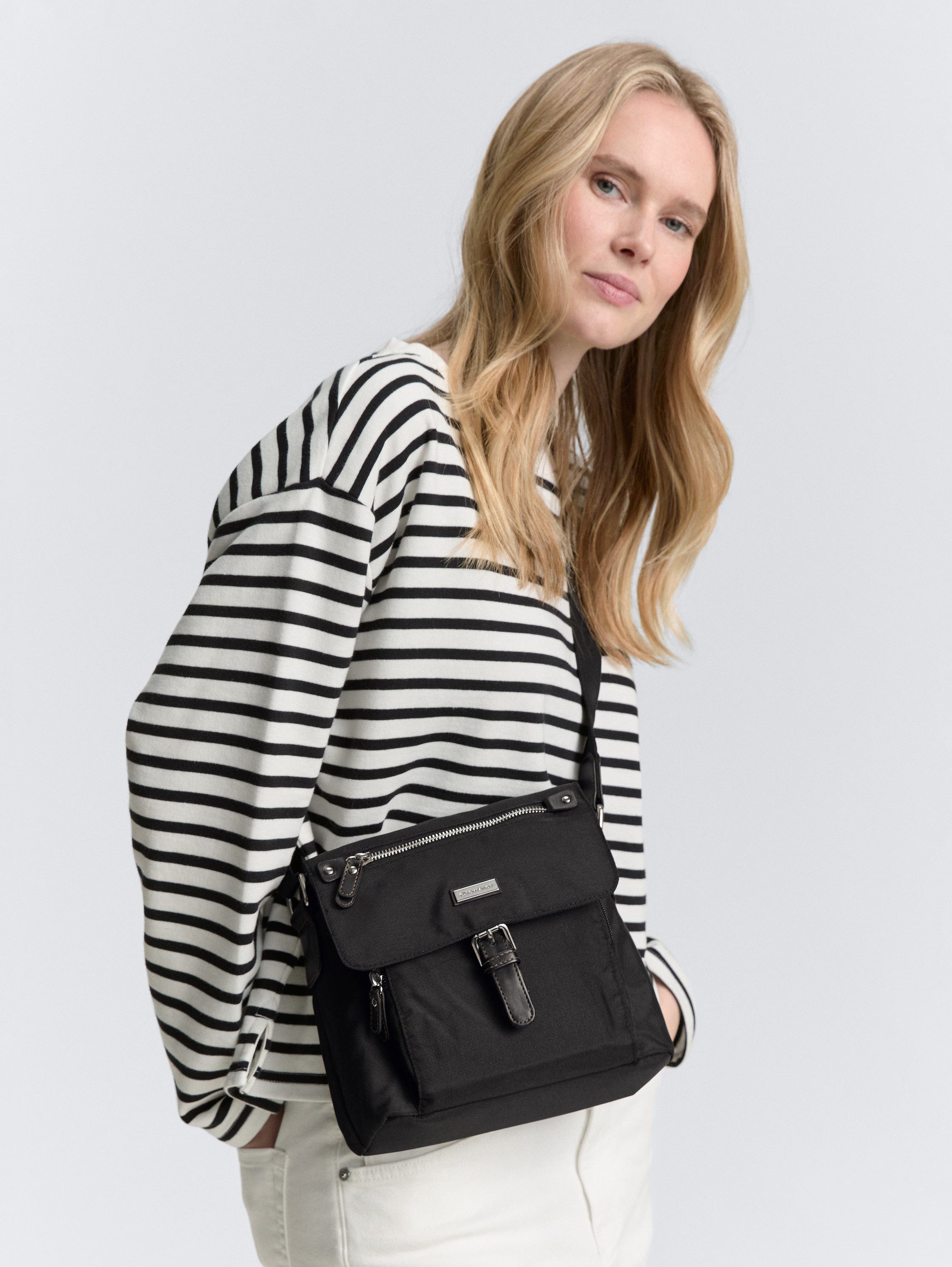 TOM TAILOR Umhängetasche Rina, aus leichtgewichtigem Nylon und aufwändig gewebten Gurtband