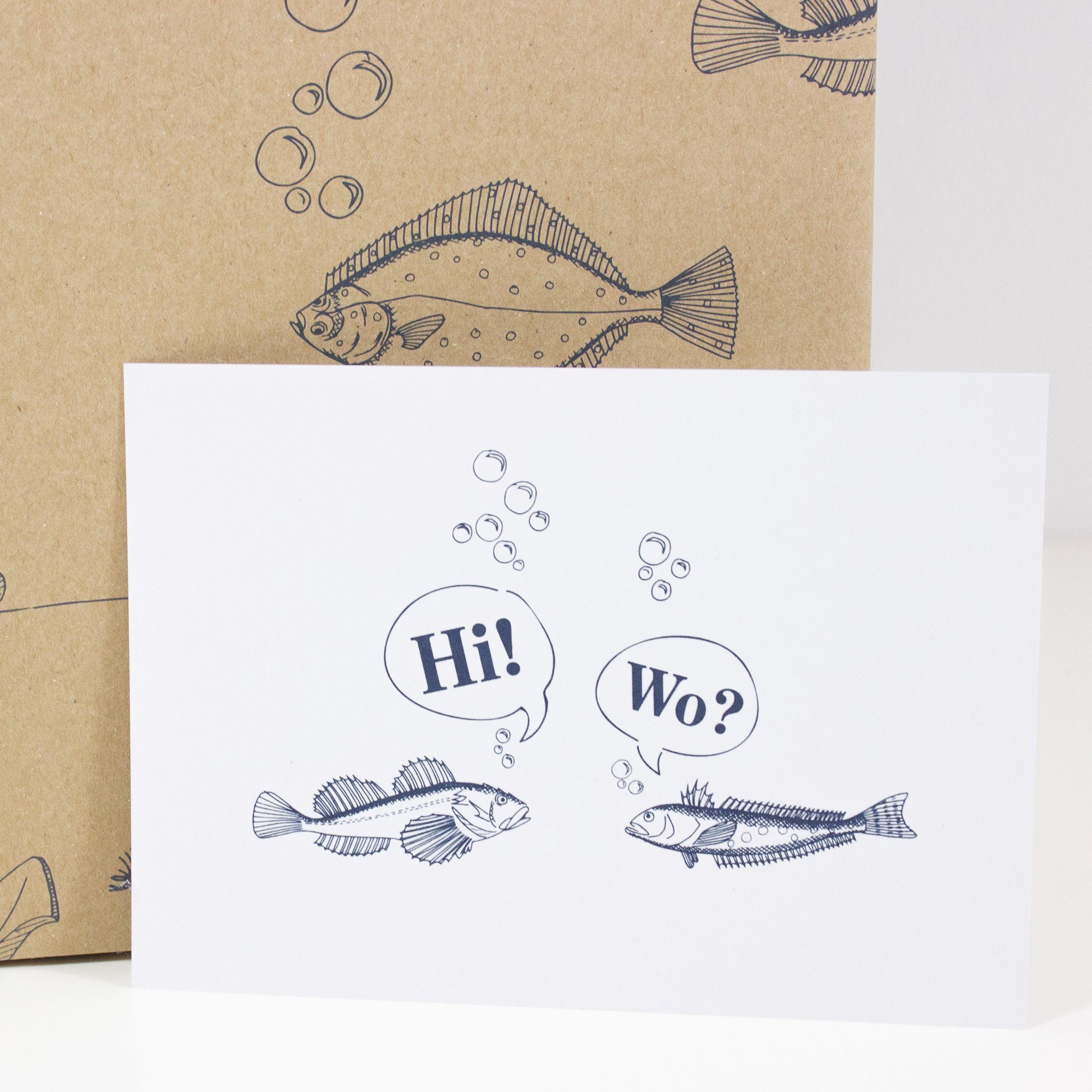 Bow & Hummingbird Postkarte Postkarte Treffen sich 2 Fische, 100 % Recyclingpapier