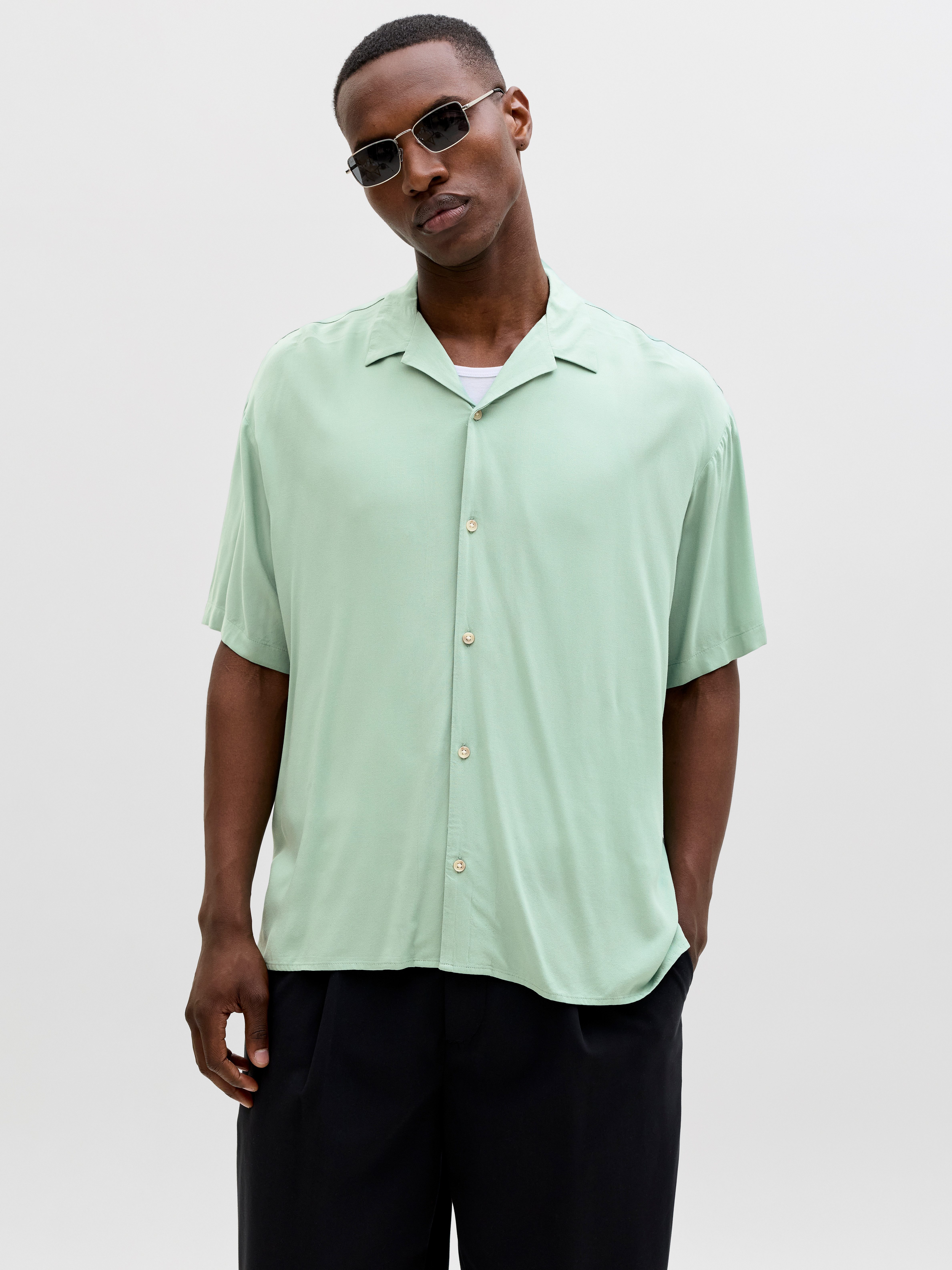 Jack & Jones Kurzarmhemd JJEJEFF RESORT SOLID SHIRT SS SN Viskose, loose fi günstig online kaufen