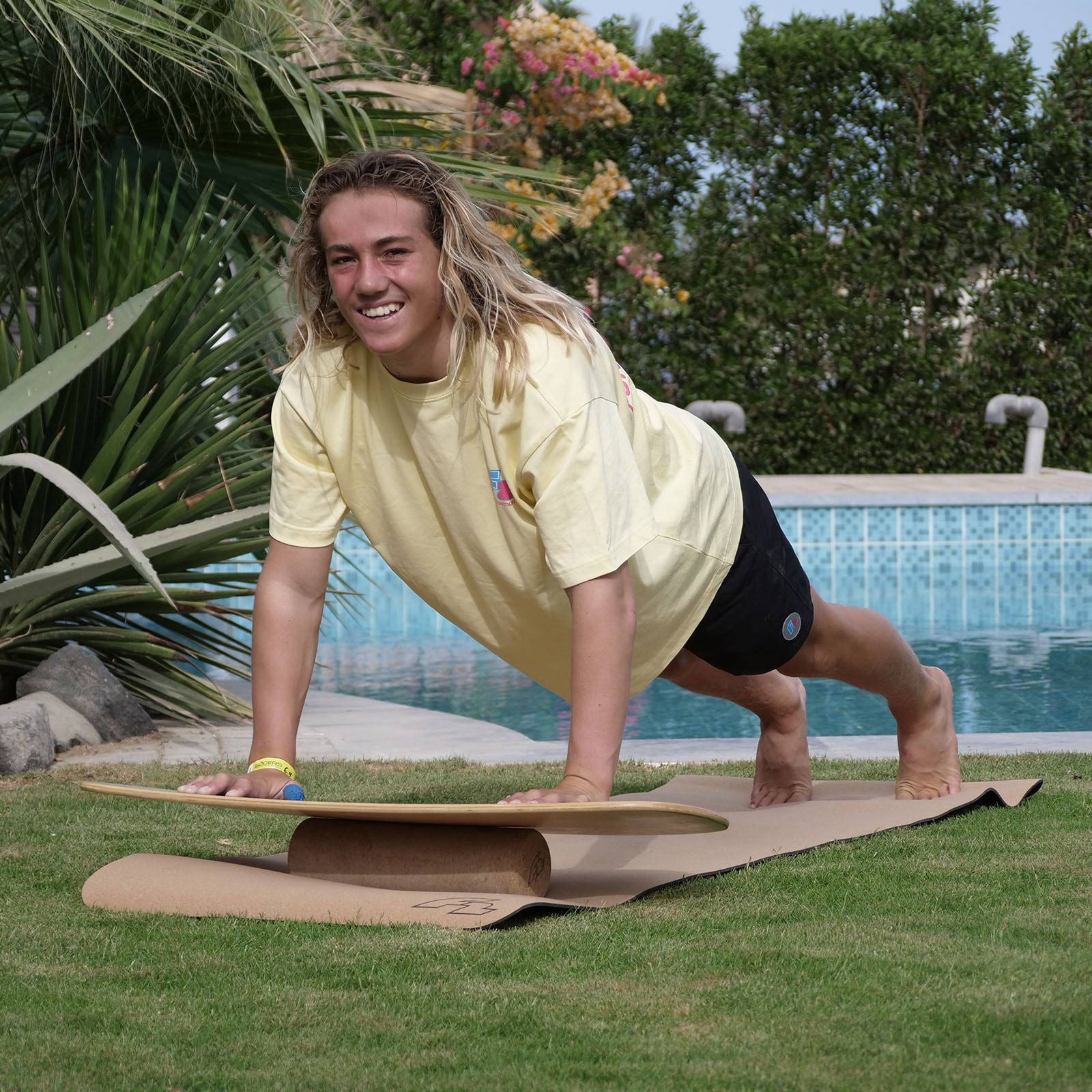 F2 Balanceboard F2 Set Balance Board Pill 86x30cm mit Korkrolle