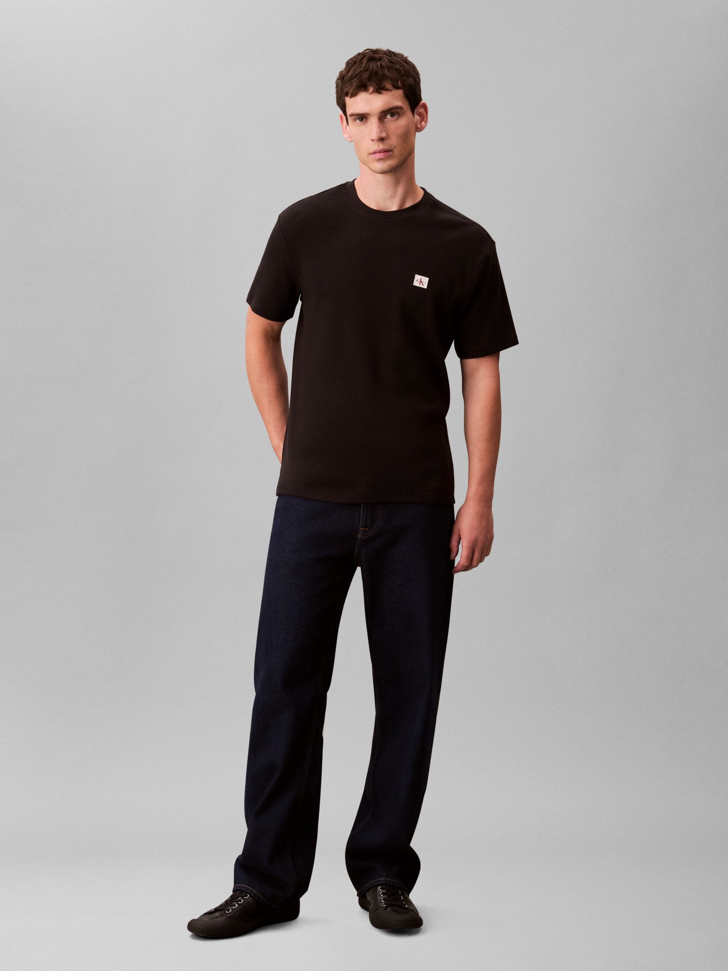 Calvin Klein Jeans T-Shirt WAFFLE BADGE TEE Regular fit mit Rundhalsausschnitt – Bild 5 von 5