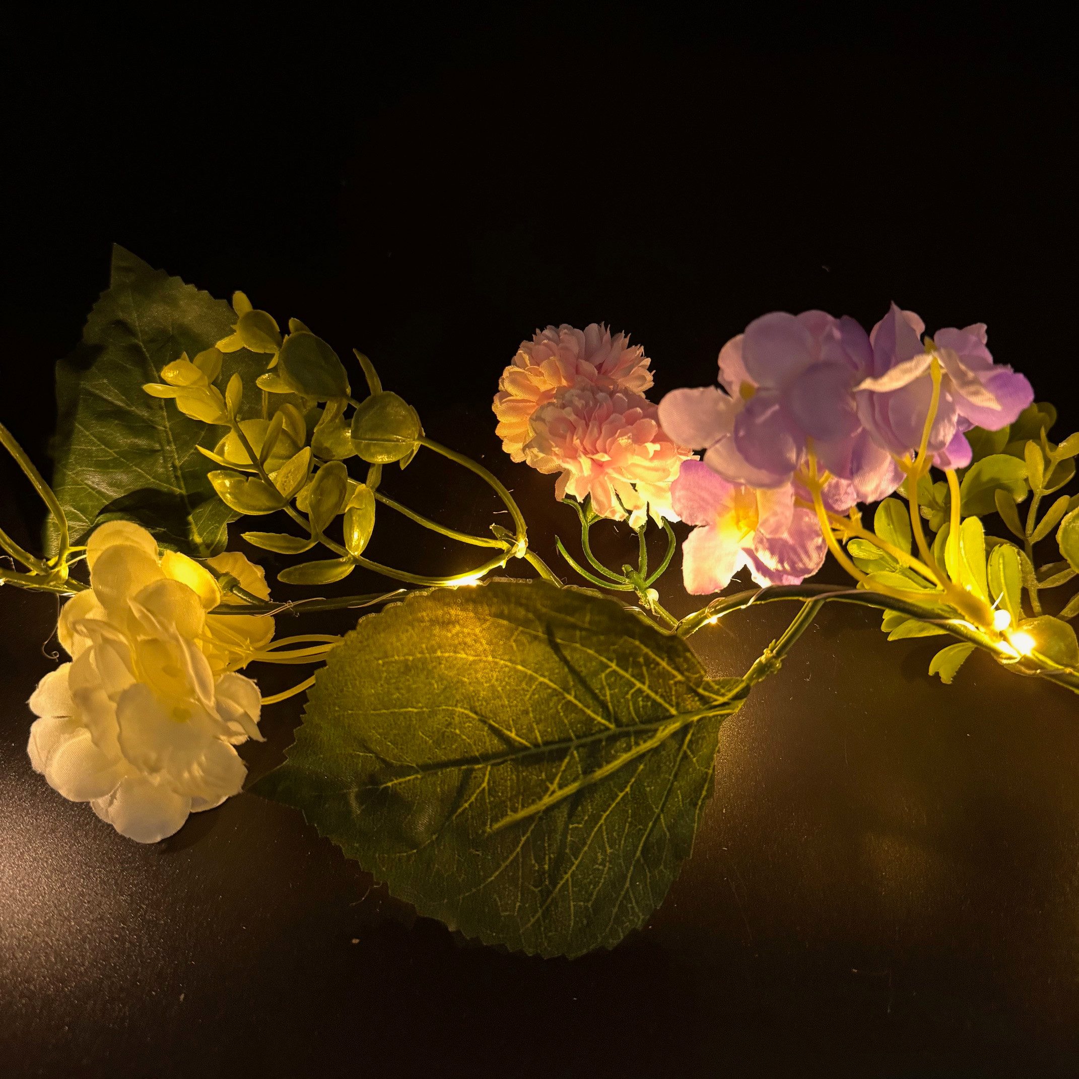 Kunstgirlande mit künstlichen Blumen, und LED-Lichterkette - Frühlingsdeko günstig online kaufen