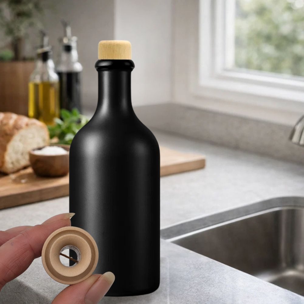 mikken Ölspender Ölflasche Keramik 500 ml Steingut mit Ausgießer und Holzkappe – Bild 4 von 4