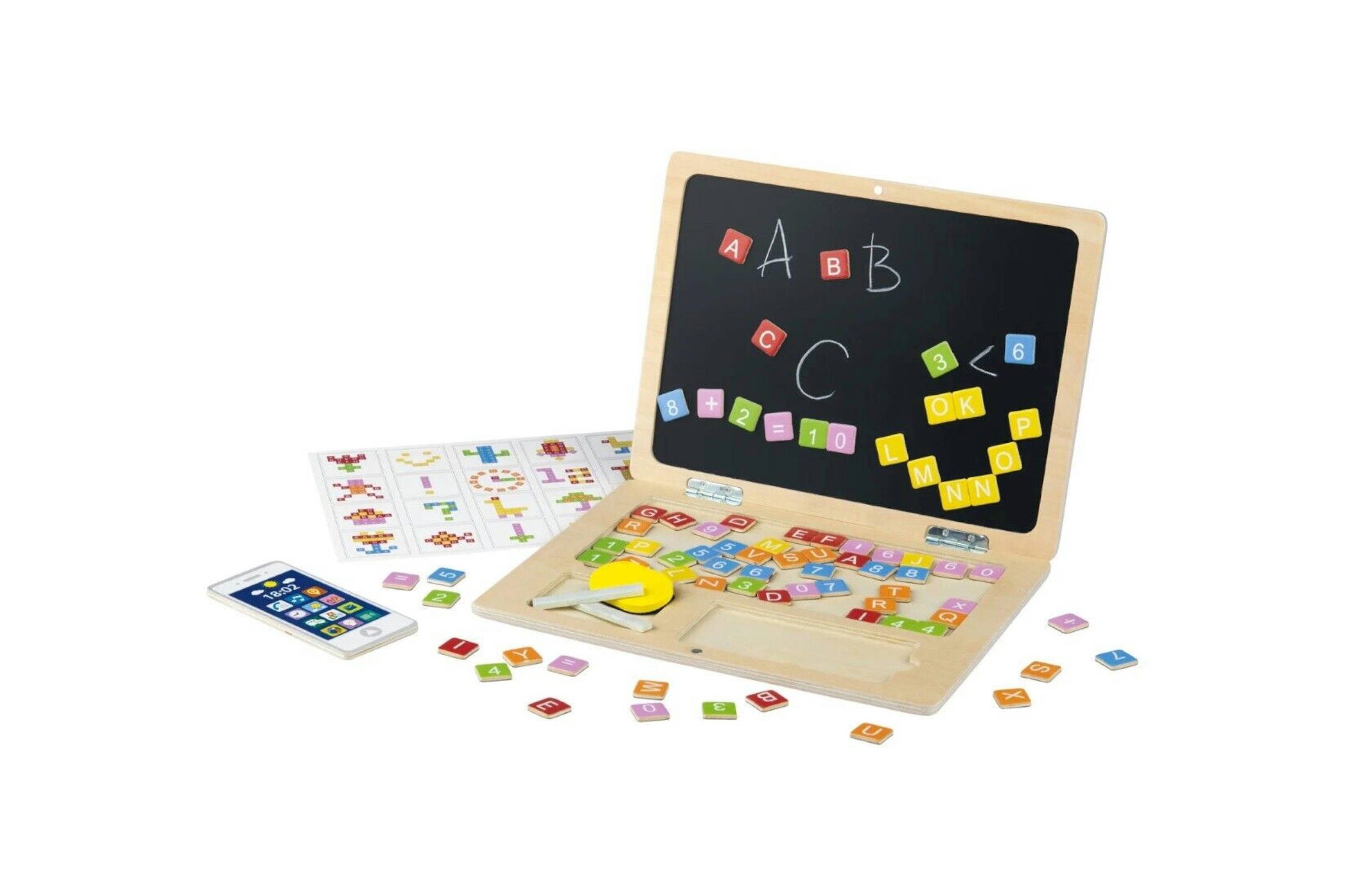 Playtive Lernspielzeug Holzlaptop 84-teilig Buchstaben Zahlen Rechenzeichen + Schwamm Kreide (Lernspielzeug-Set, 84-teiliges Set), Echtholz Spielzeug im praktischem Klappdesign