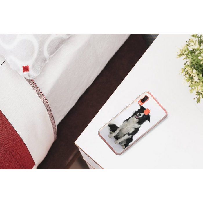 MuchoWow Handyhülle Porträt eines wohlerzogenen Border Collie im Sitzen Handyhülle Samsung Galaxy A20e Smartphone-Bumper Print Handy QR11164