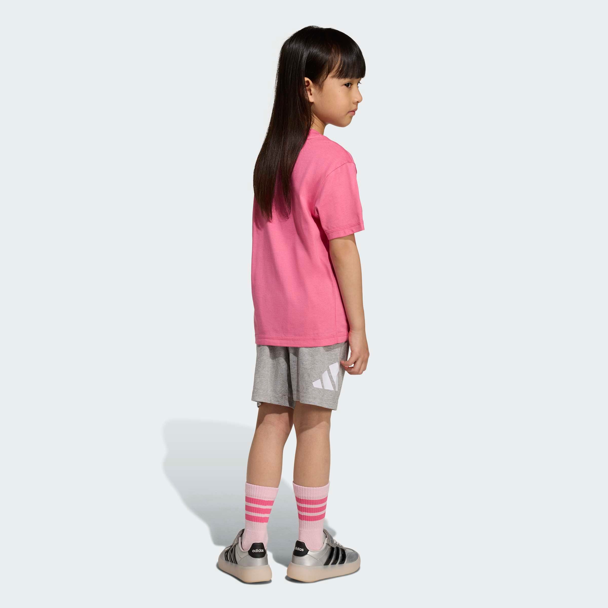 adidas Sportswear Trainingsanzug ESSENTIALS KIDS -SET (2-tlg), für Kinder, zweiteilig, aus Baumwolle – Bild 4 von 5