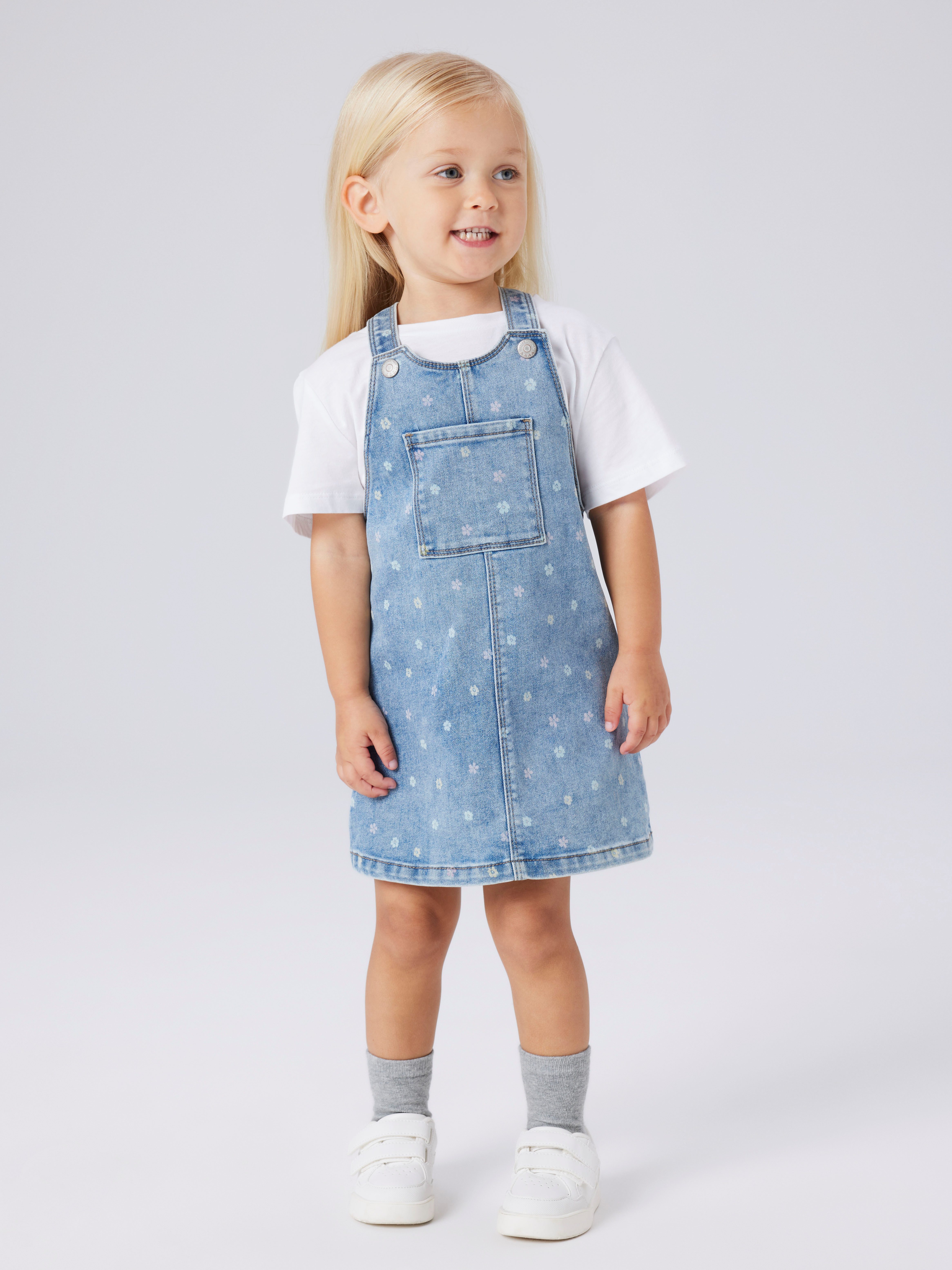 Name It Jeanskleid NMFROSA SHORT DNM BIBSKIRT 3555-ON F Denim Baumwollmischung, zarter Allover Print