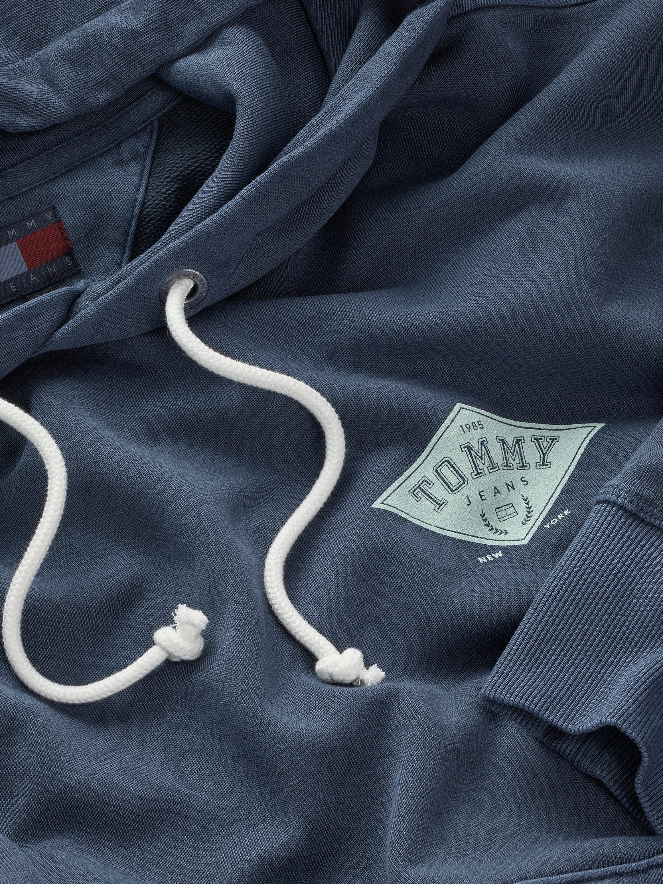 Tommy Jeans Kapuzensweatshirt TJM RLX VARSITY GRAPHICS HOODIE mit großem Rückenprint