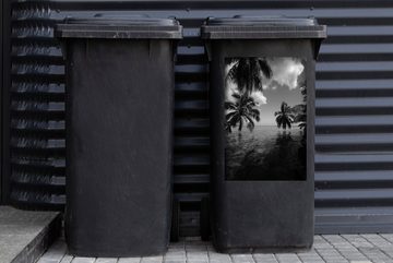 MuchoWow Wandsticker Reflexion von Palmen im Meer von Mo'orea in schwarz und weiß (1 St), Mülleimer-aufkleber, Mülltonne, Sticker, Container, Abfalbehälter