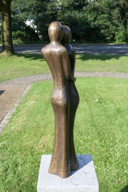 Bronzeskulpturen Skulptur Bronzefigur schlichtes modernes Liebespaar aus Bronze