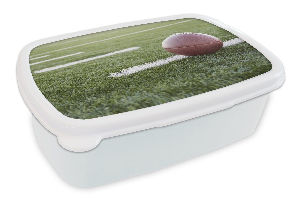MuchoWow Lunchbox Nahaufnahme eines American Football auf einem schönen Feld, Kunststoff, (2-tlg), Brotbox für Kinder und Erwachsene, Brotdose, für Jungs und Mädchen weiß