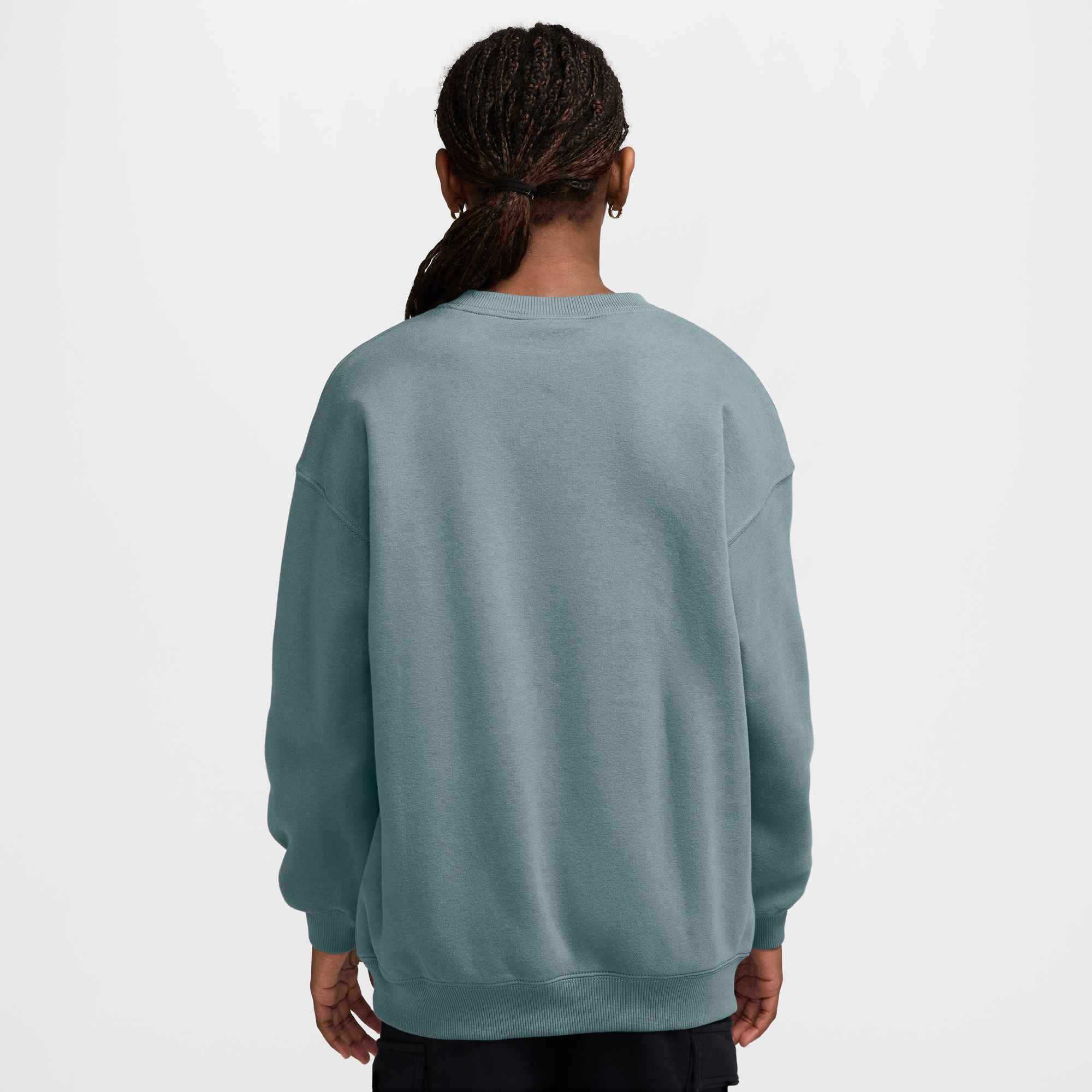 Nike Sportswear Sweatshirt G NSW STDIO FLC OVRSZD CRW AOP mit Rundhalsausschnitt, aus angerauter Sweatware – Bild 2 von 2