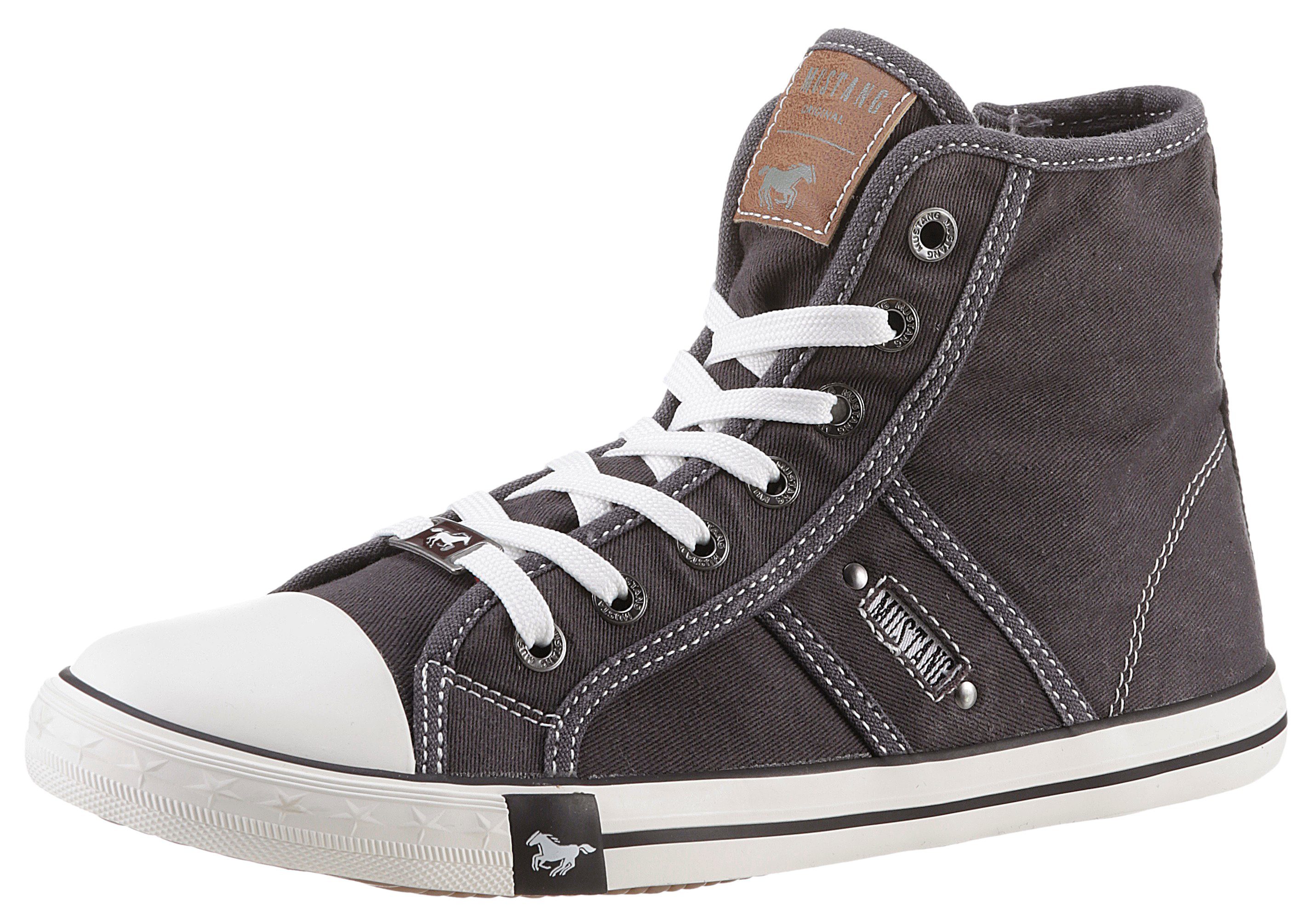 Label mit Sneaker schwarz Laufsohle Shoes der in Mustang