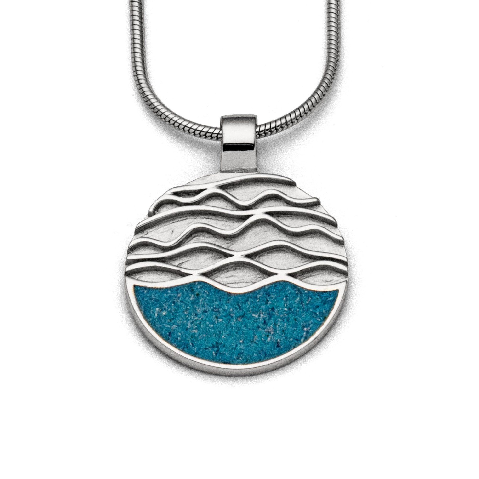 DUR Kettenanhänger P3580 – Runder Anhänger „Strandwellen“ aus 925er Silber mit Steinsand, Ø 25 mm, maritimer Schmuck mit Naturmaterialien