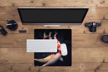 MuchoWow Gaming Mauspad Sechs Koi-Karpfen vor einem schwarzen Hintergrund (1-St), Mousepad mit Rutschfester Unterseite, Gaming, 40x40 cm, XXL, Großes