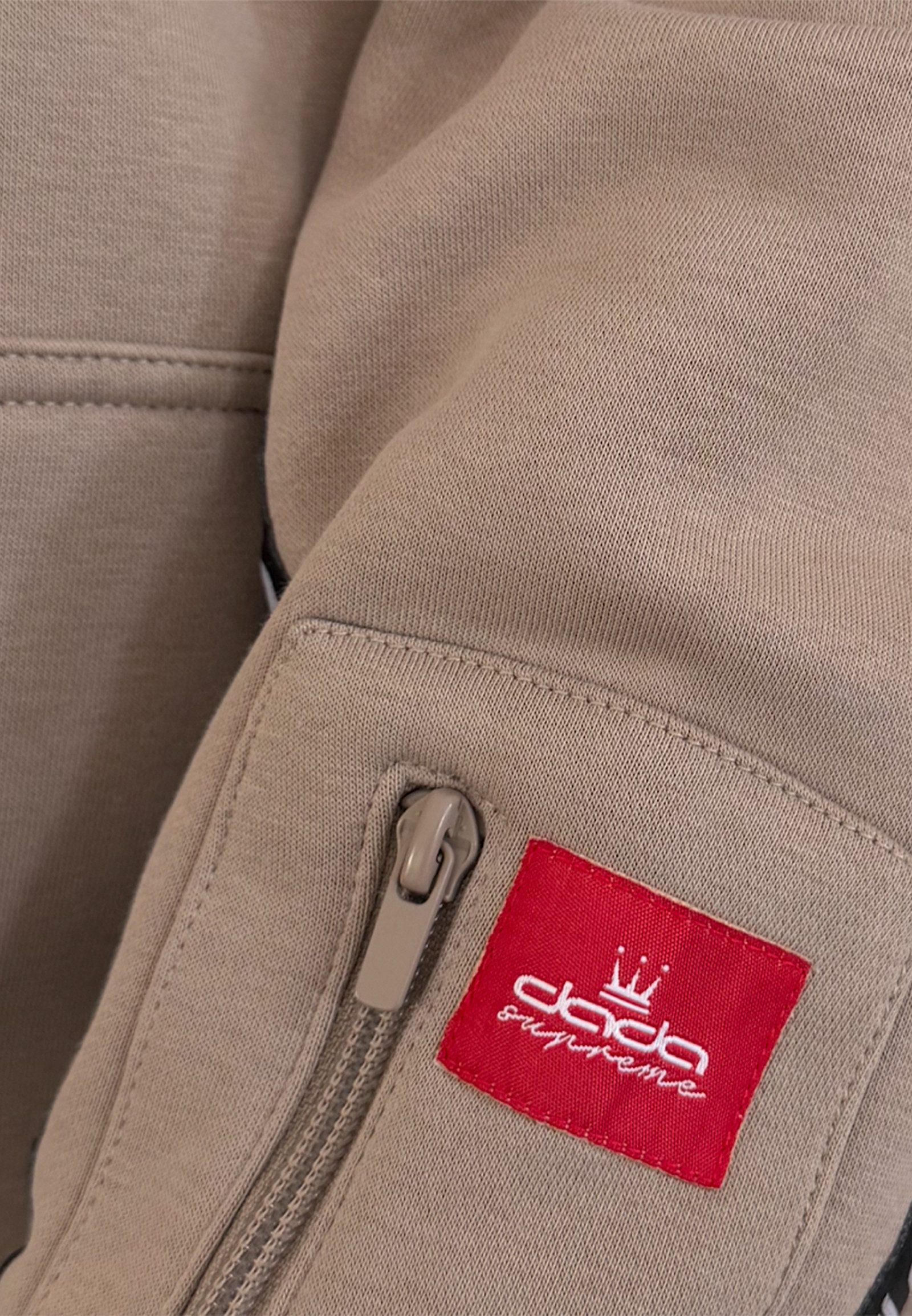 DADA Supreme Hoodie Urbaner Streetwear Look Logoprint Ärmeltasche Kapuze für Herren (1-tlg) Baumwolle Normal Fit ohne Kragen Langarm Logo atmungsaktiv