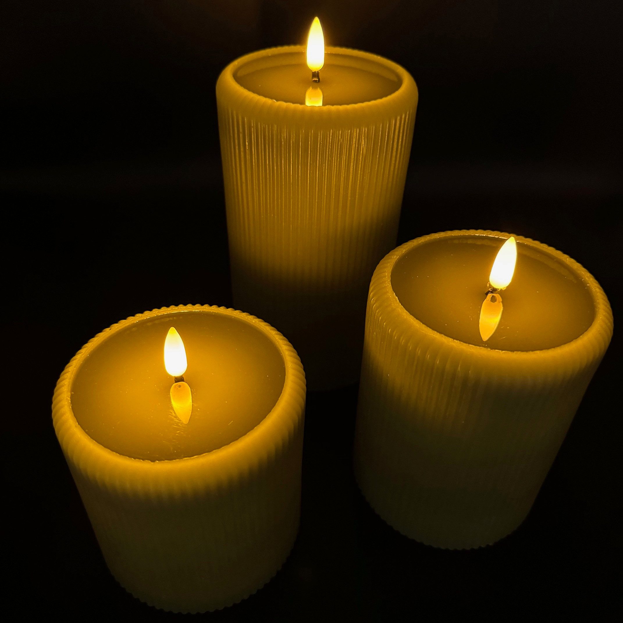 Online-Fuchs LED-Kerze 3 moderne LED Stumpenkerzen XL mit spiegelnder Flamme und Timer (aus Echtwachs gefertigt, in Grün, Grau, Blau und Pflaume), im modernen Rillendesign gehalten