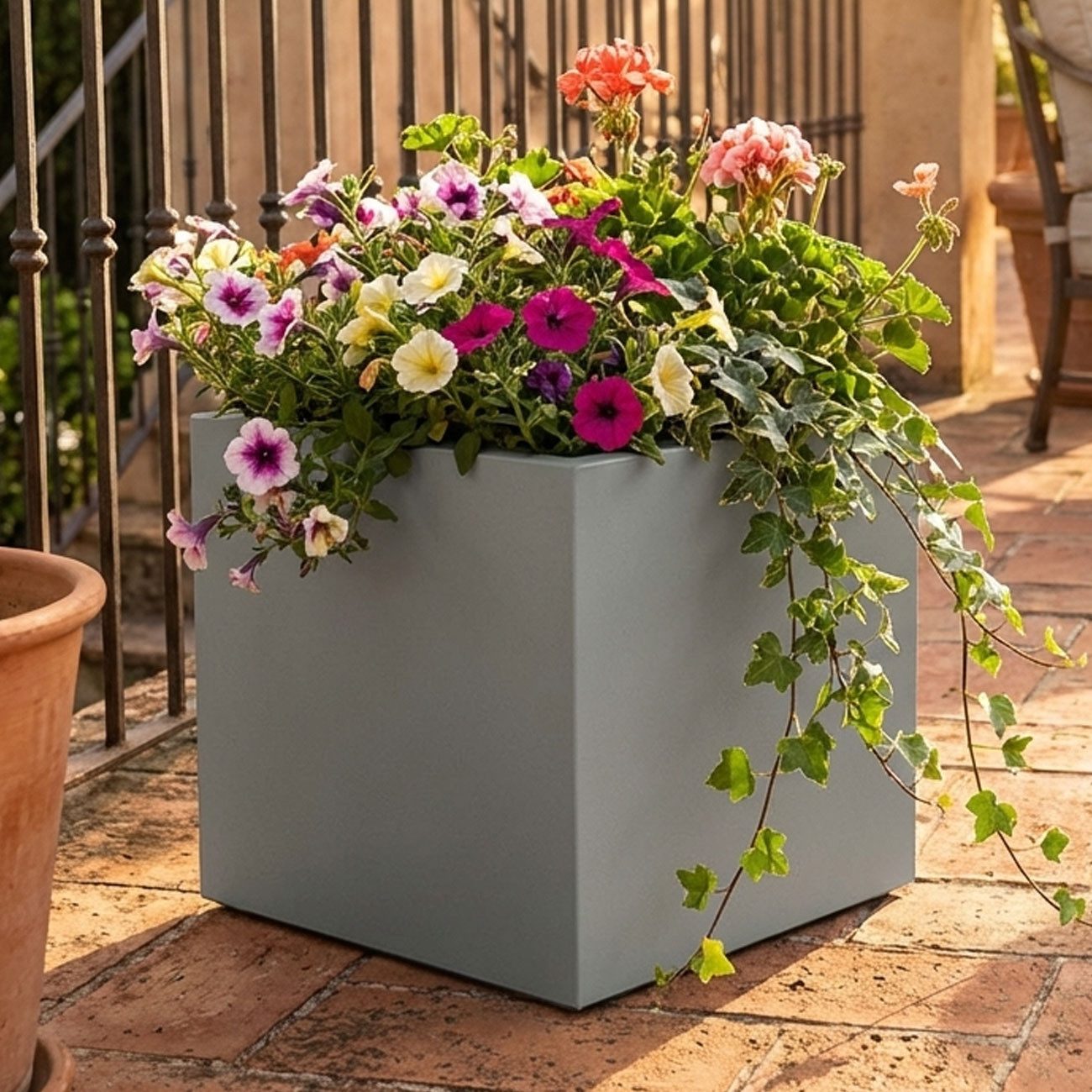 Prosperplast Blumenkasten Quadratischer Blumentopf (38cm, 25L) in Beton-Grau, Kunststoff-Design (1 St)