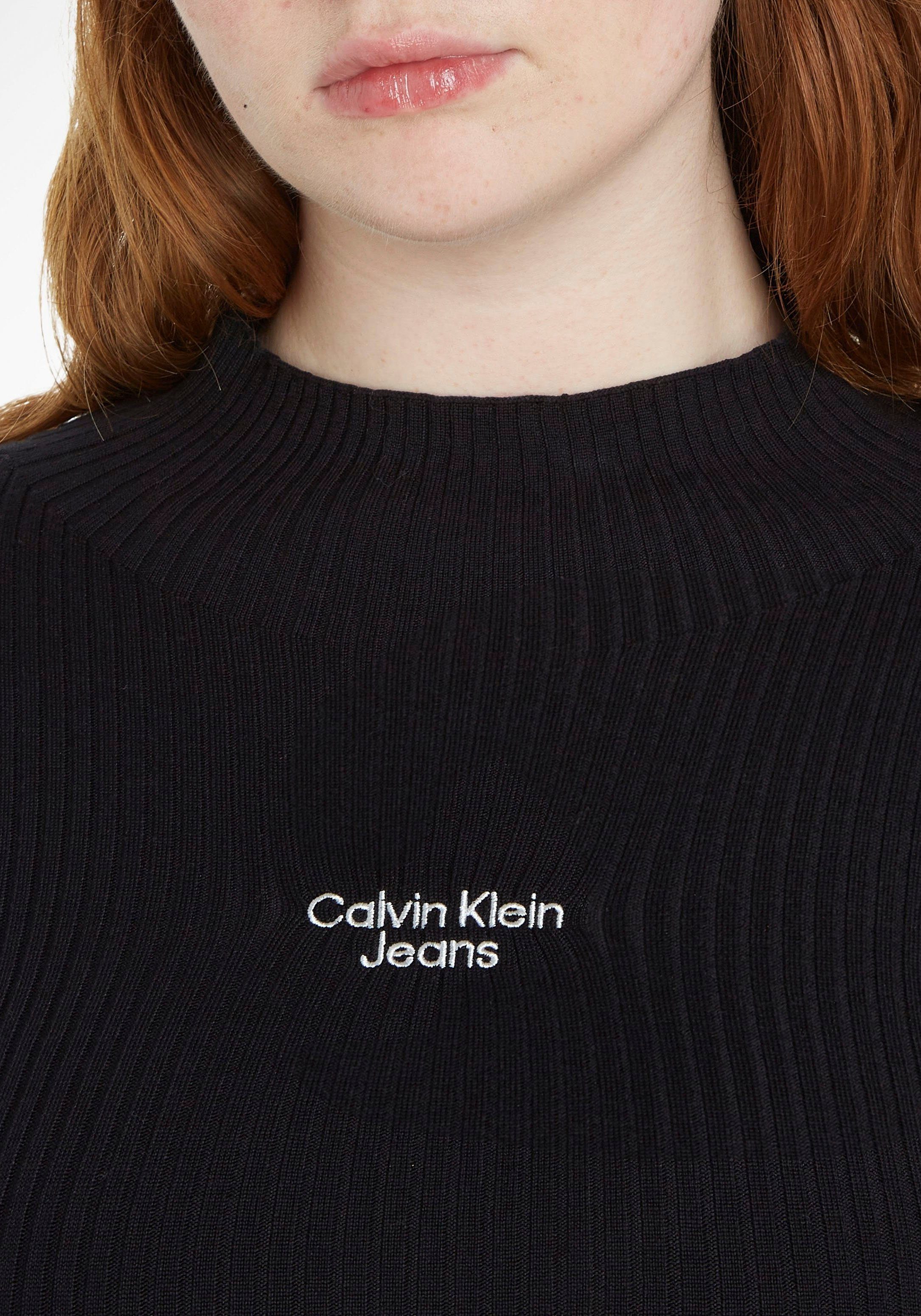 Calvin Klein Jeans Bodykleid STACKED TIGHT Markenlogo Calvin SWEATER Brust Ivory DRESS auf mit LOGO der Klein