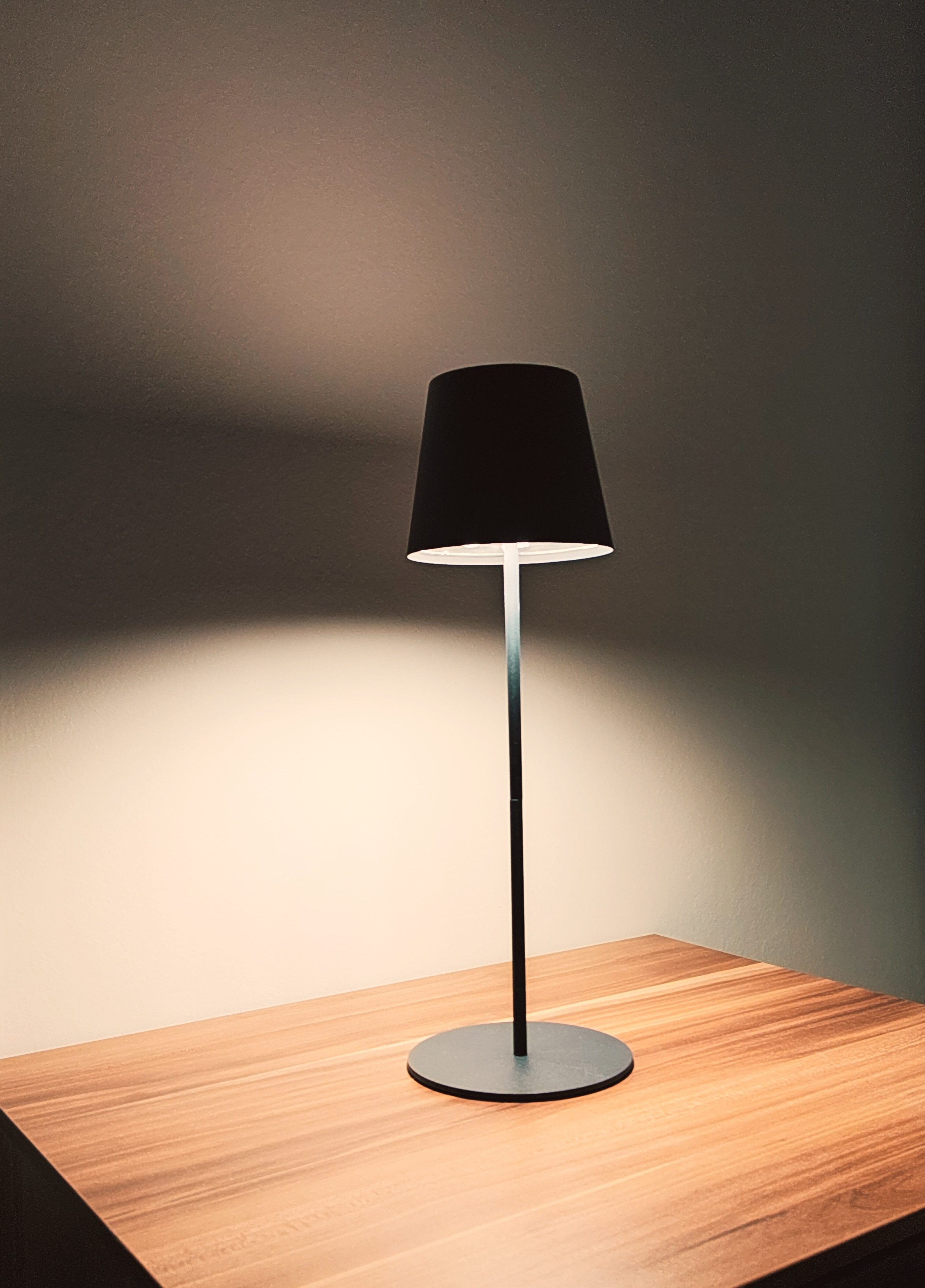 TRANGO LED Tischleuchte, Anthrazit LED Tischlampe 2017-03A kabellos & Touch stufenlos dimmbar 3 Watt 2700K warmweiß IP44 Spritzwassergeschützt Tischleuchte Akku Aufladbar, für Schlafzimmer Garten Restaurant Bar Terrasse Camping