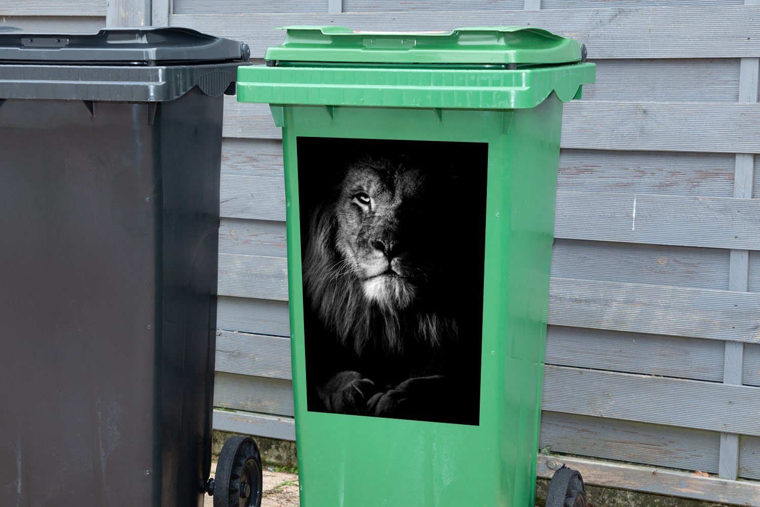 Mülltonne, Wandsticker weiß (1 Löwen eines schwarzem Abfalbehälter und Mülleimer-aufkleber, schwarz - Sticker, St), MuchoWow Nahaufnahme Hintergrund Container, auf