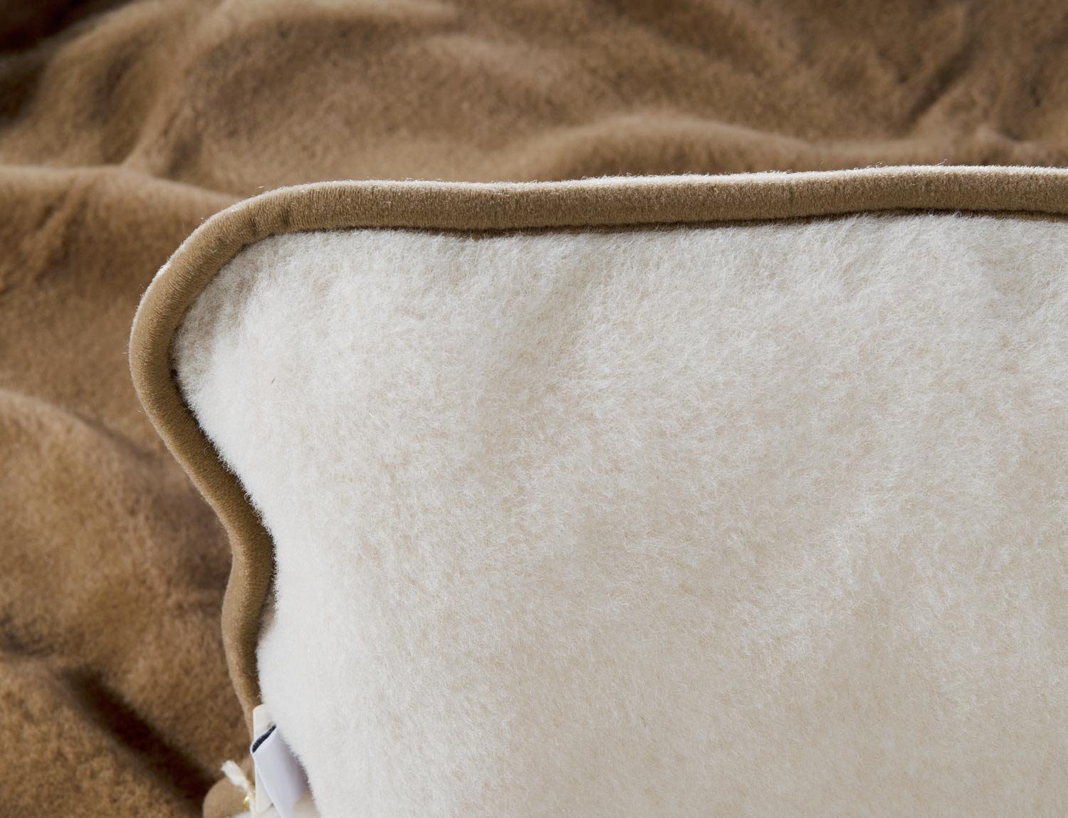 Wohnen und Accessoires GmbH & Co. KG Kopfkissen Wollkissen "Kamel" aus 90% Merinowolle und 10% Kamelhaar in 40x70cm, Füllung: 100% Baumwolle, gefūllt mit silikonisierten Polyesterkugeln.