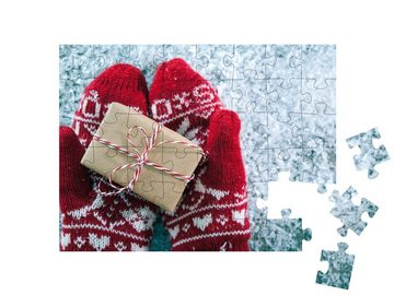 puzzleYOU Puzzle Hände in Winterhandschuhen mit Weihnachtsgeschenk, 48 Puzzleteile, puzzleYOU-Kollektionen Weihnachten