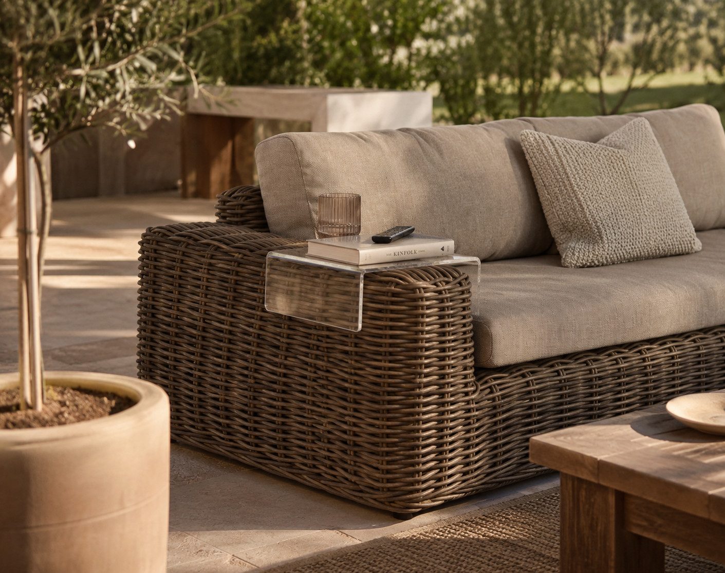 queence Beistelltisch Outdoor Sofa Ablage, Ablage für Draußen, Tisch, platzsparend, Wetterfest, UV-beständig und perfekt für Terrasse, Balkon oder Garten