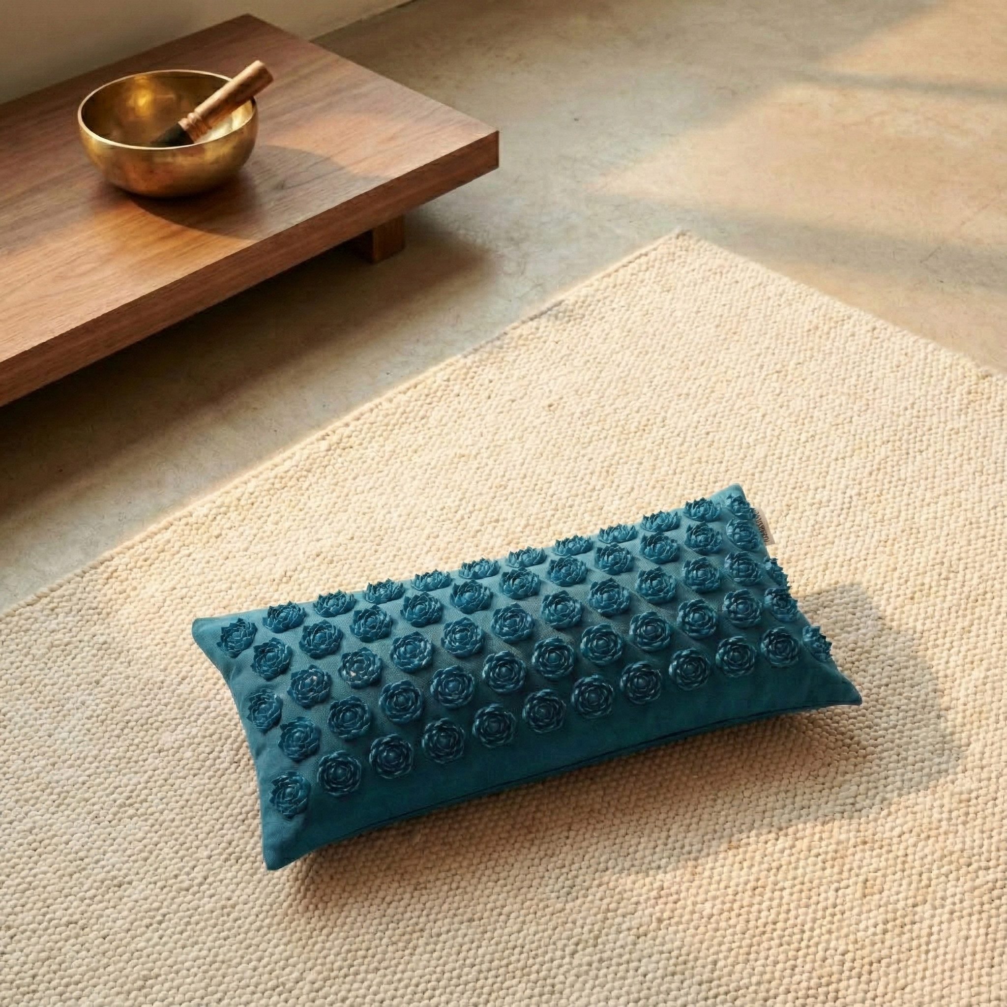Yogistar Akupressurmatte Akupressurkissen akupress relax lotus - Baumwolle (Standard, 1-St., Standard), Nackenkissen mit 1.450 Akupressurnadeln, Lotus-Design, Bio-Baumwolle