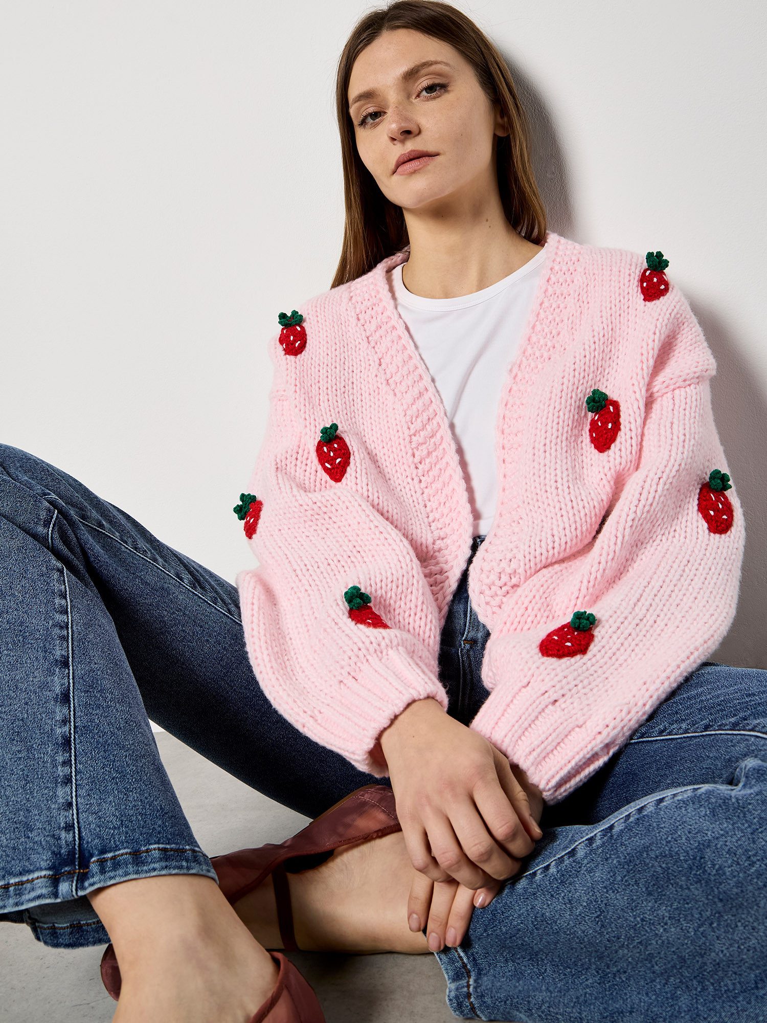 Apricot Cardigan Grobe Strickjacke mit Erdbeermuster Stickerei