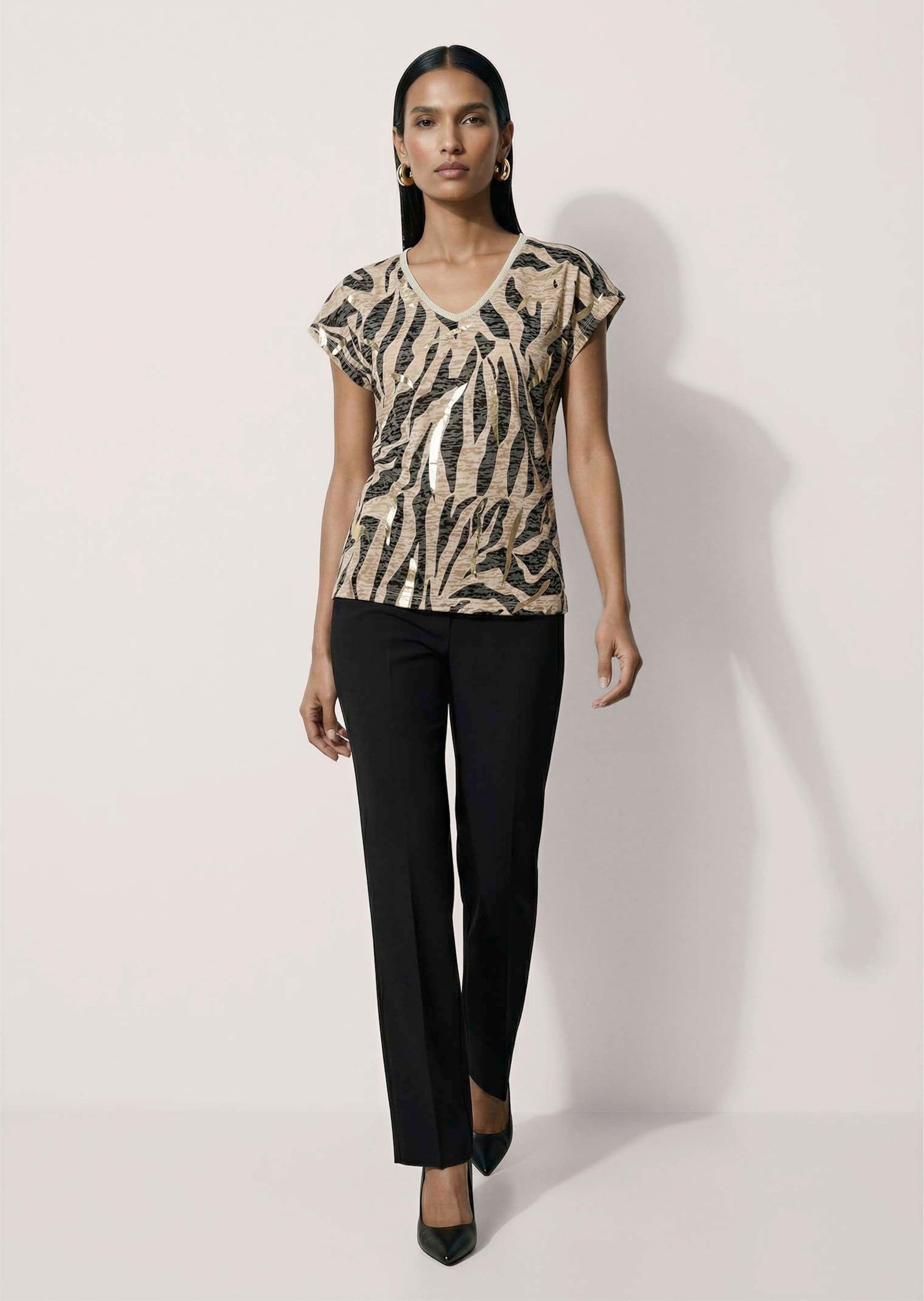MADELEINE Kurzarmshirt Animalprint-Shirt mit V-Ausschnitt Hochwertiges Ripsband, überschnittene Schultern & Kurzarm