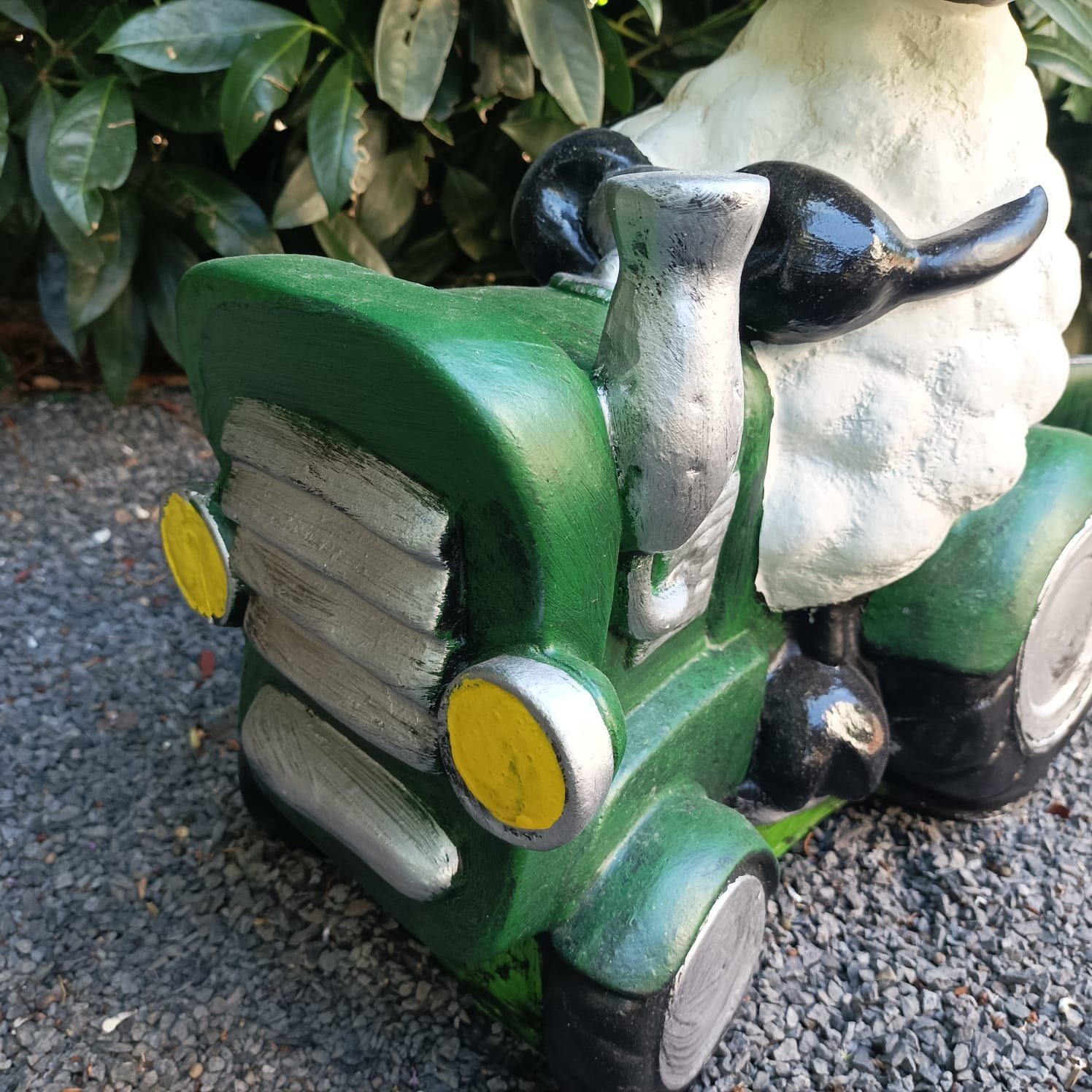 44 cm Aspinaworld wetterfest mit Schaf Figur Gartenfigur auf grünem Traktor Anhänger Molly