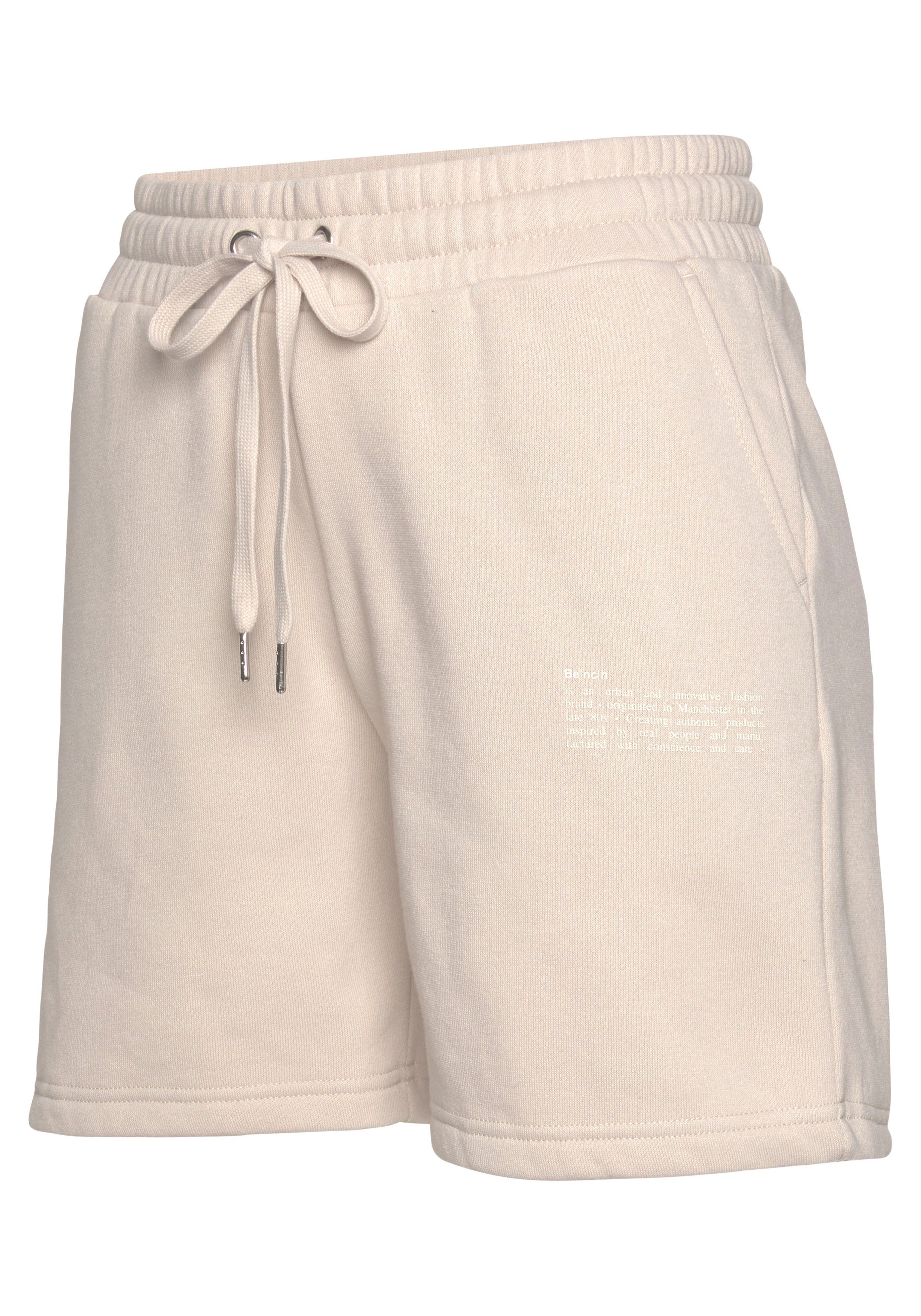Bench. Shorts in weiter hellbraun Form mit Logodruck