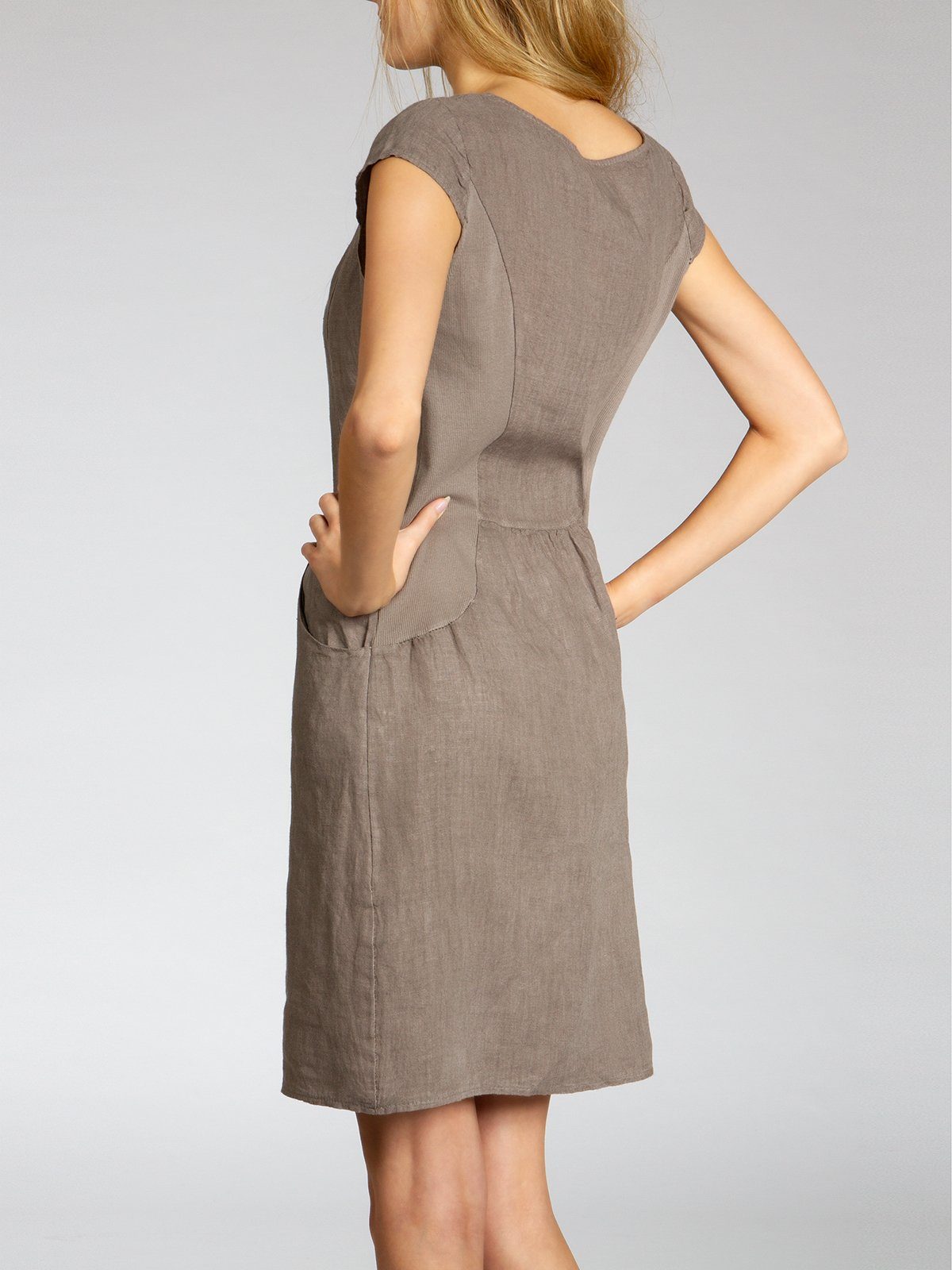 Caspar Sommerkleid SKL020 knielanges Damen Sommer Leinenkleid mit eleganter Metallspange Luftig leicht, figurumspielende Form, mit seitlichem Jersey-Einsatz – Bild 4 von 5